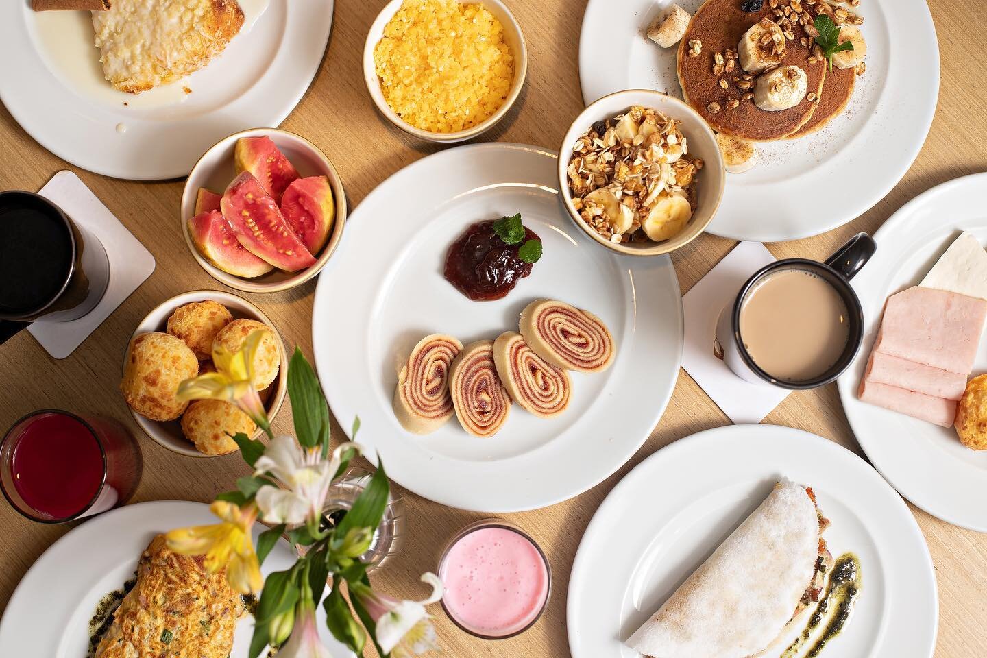 Comece o seu dia com um caf&eacute; da manh&atilde; repleto de brasilidade no nosso hotel! 🌞🌴🍳 

Descubra os sabores aut&ecirc;nticos e os ingredientes frescos que representam a rica culin&aacute;ria brasileira. Do p&atilde;o de queijo quentinho a