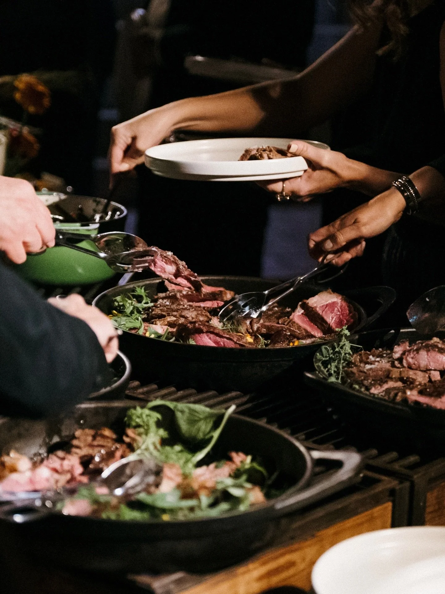 Chic guests, polished plates, signature moments.

planner @787events 
venue @woodbinemansion 
catering &amp; bar @contigocatering 
photographer @efegepho 
rentals @premiereeventstx 
specialty rentals @lootrentals 
tabletop rentals @tablemannerstx 
da