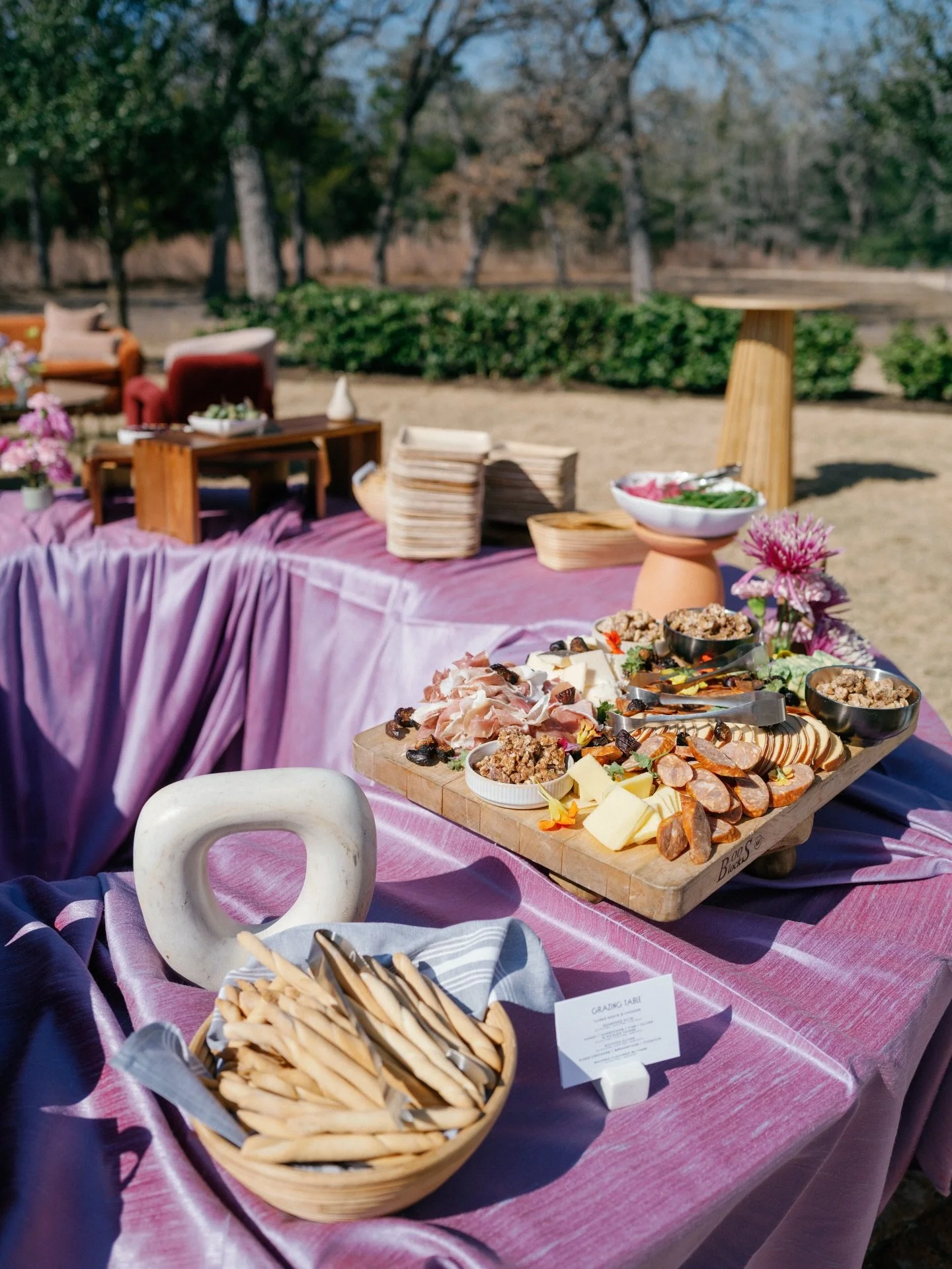 If you&rsquo;re hosting, make it intentional.
Tip: Start with a grazing table.

planner @birddogwedding 
venue @grandladyaustin 
photo @alisonheffington @charlastorey