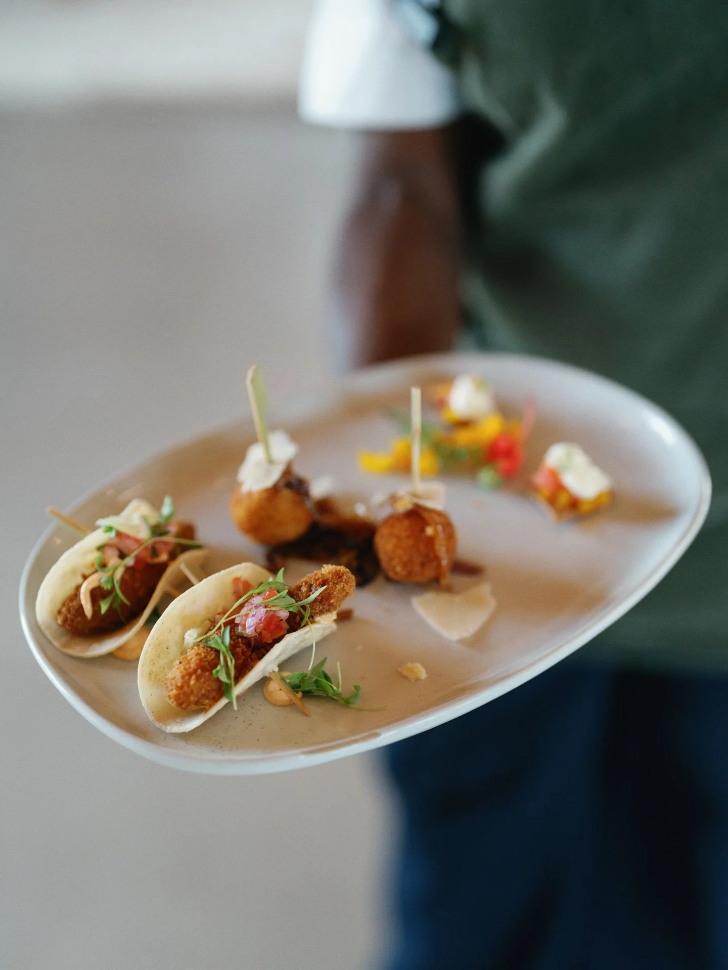 Tiny bites, big impressions ✨

planning + design @amuseeventco
photo @britnideanphotography
floral @delphinebywildbunches
tabletop rentals @tablemannerstx