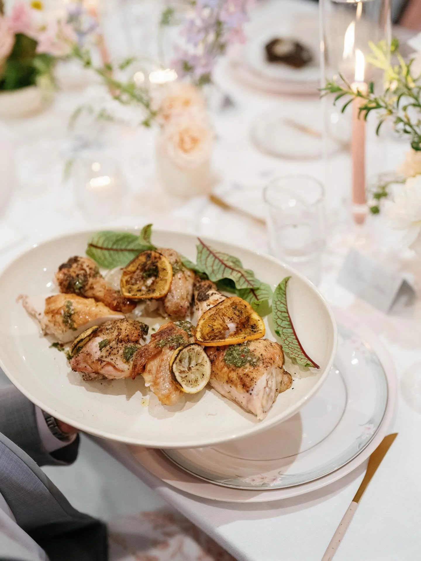 Family style dinner hits different when it&rsquo;s your wedding day. Kelsie &amp; Ben, you were a dream. Everything about this one felt so them.

the team
planner @middletoneventsco
photography @brittanyjeanphoto
@thebirdthebear
@tablemannerstx
@boni