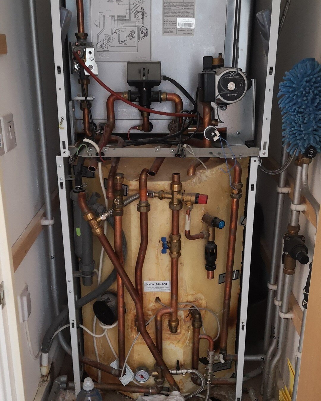 Let's free up some space for this customer. Removal of old boiler mate and conventional boiler system and replaced with a new Worcester combination boiler. Magnetic filter, and smart hive thermostat.