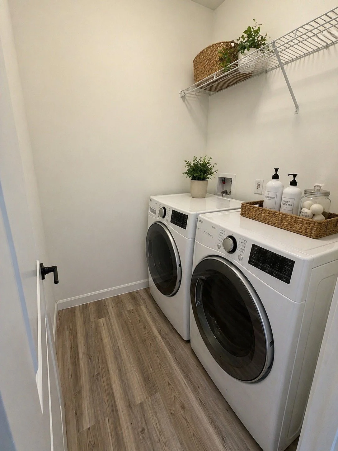 Laundry room (hookups only)