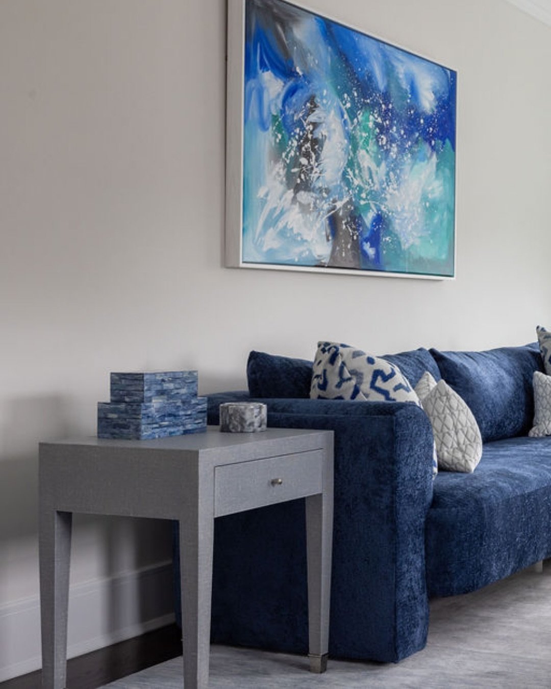 Summer starts now! 

We&rsquo;re celebrating the first day of the season with organic shapes, layered whites, and pops of blue and green. 
.
Design by: @7b_design 
Photo by: @julie.leffell.photo 
.
Summer Interiors | Westchester Interior Designer | W
