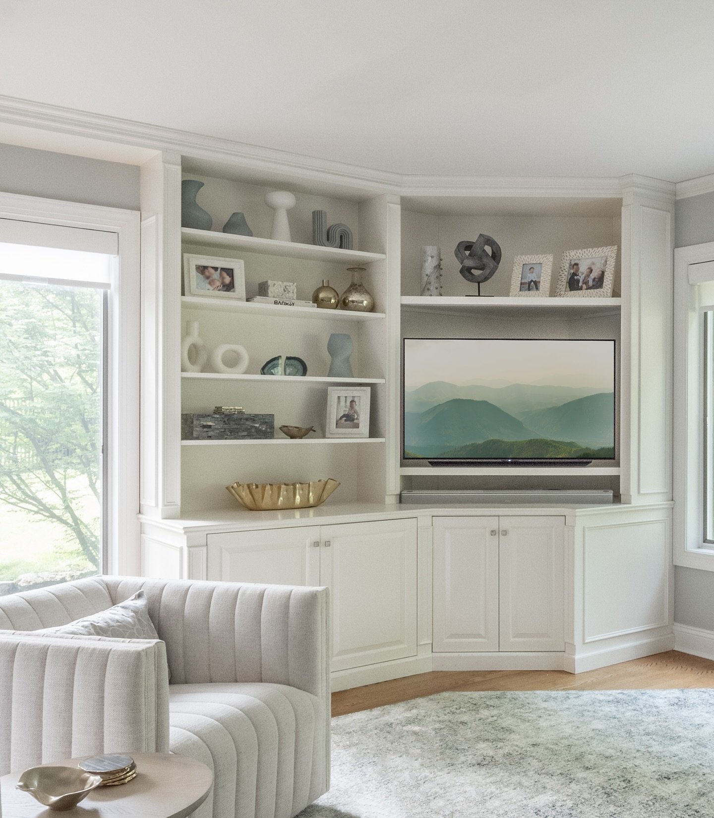 Summer sophistication, reimagined - light, airy and effortlessly elegant. These spaces are our ultimate inspiration this season! 
.
Design by: @7b_design 
.
Westchester Luxury Design | Westchester Interior Designer | Westchester Home Design | Scarsda