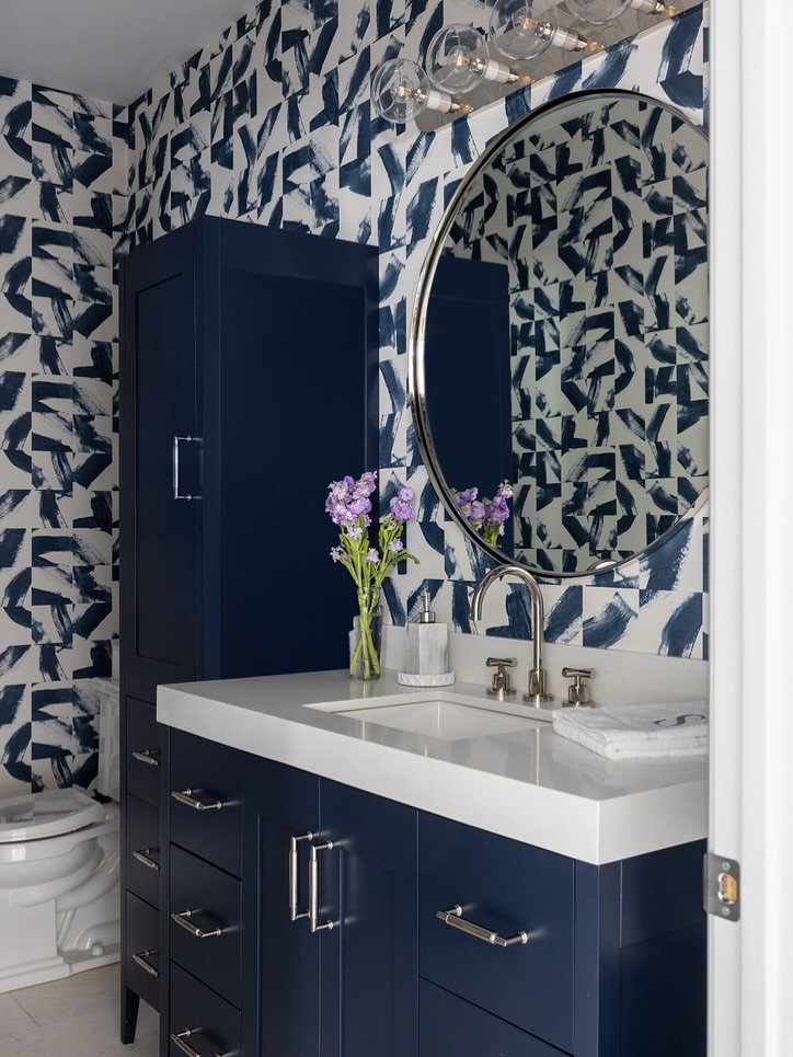 Navy as a neutral!

Most of our clients want to get pushed outside their comfort zone, but find it hard to venture outside of neutrals. Deep blues become a gateway into incorporating pattern and color into a space.

Design by: @7b_design 
Photo by: @