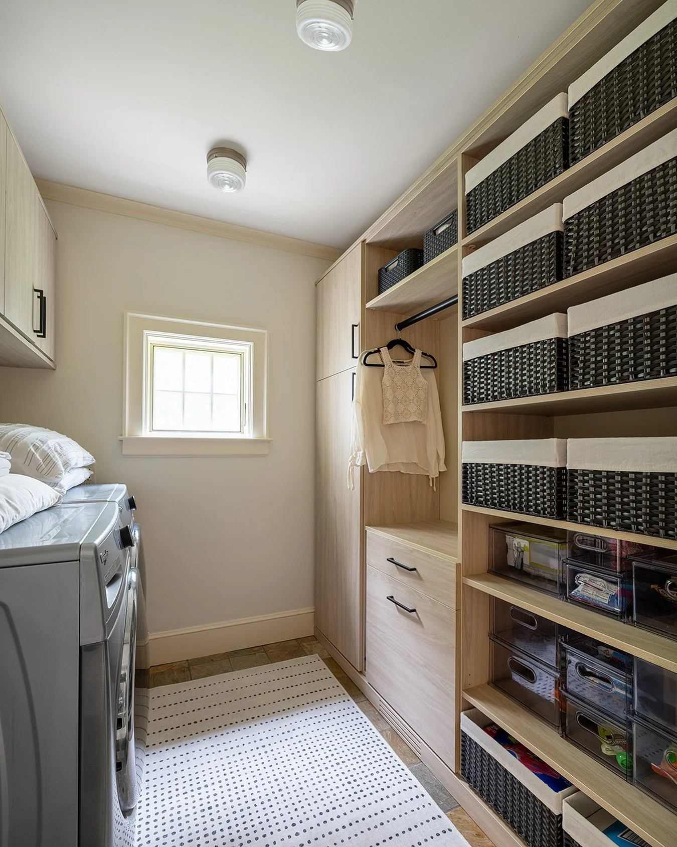 Seasons change, but an upgraded and organized laundry room is always in style.
.
Design by: @7b_design 
Photo by: @rayon_richards_photography 
Organized by: @spacelift 
.
Westchester Laundry Room Design | Westchester Luxury Designer | Westchester Int