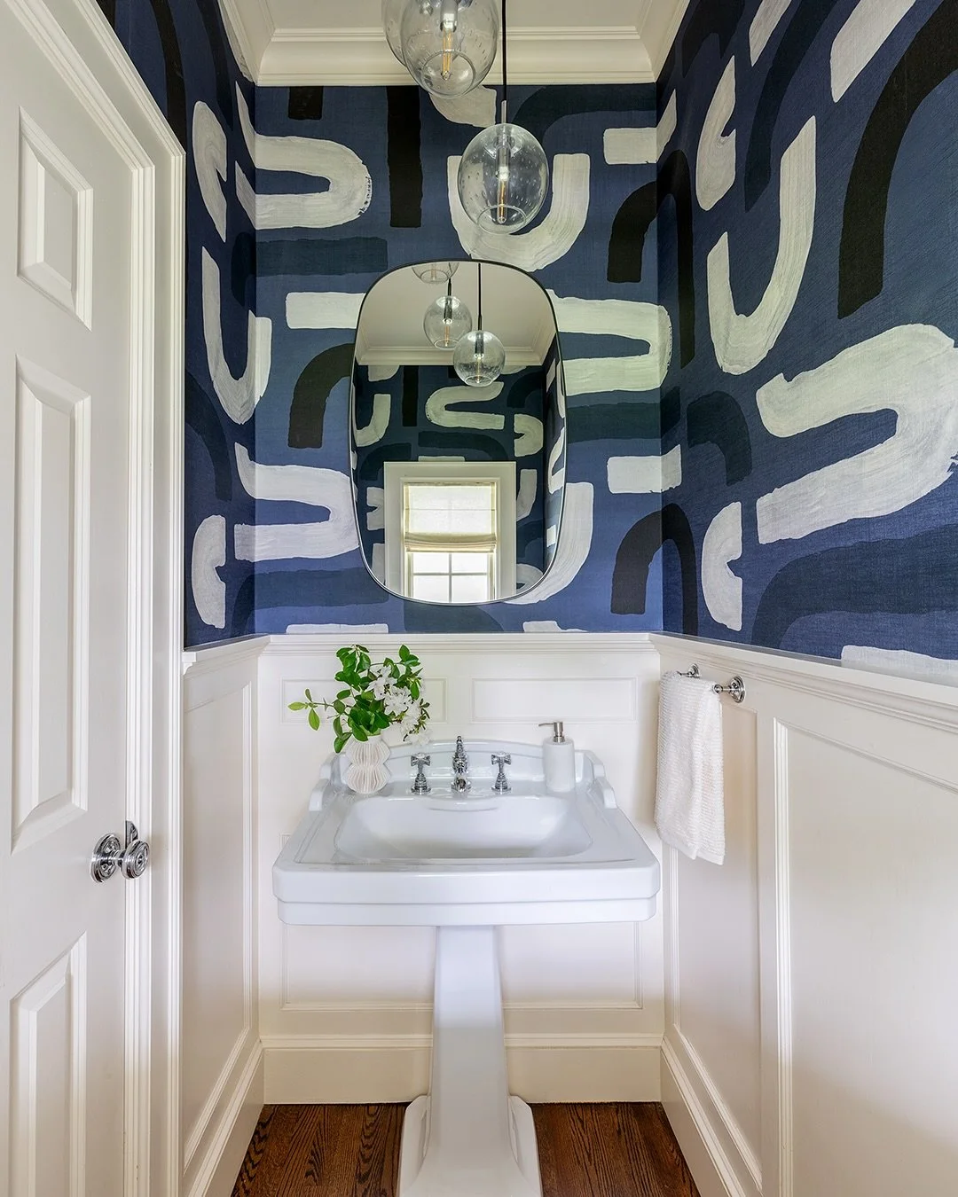 Bold wallpaper, updated light fixtures and a new modern mirror completely transformed this once traditional powder room.

Swipe for a behind-the-scenes look at the transformation.
.
Design by: @7b_design 
Photo by: @rayon_richards_photography 
.
Powd