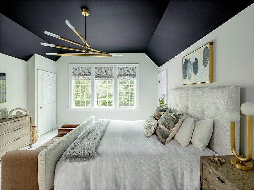 🚨Before &amp; After

The bold, black ceiling brings instant sophistication to this primary bedroom, transforming the entire space. Modern light fixtures, custom Roman shades, and a copper velvet bench tie it together. 
.
Design by: @7b_design 
Photo