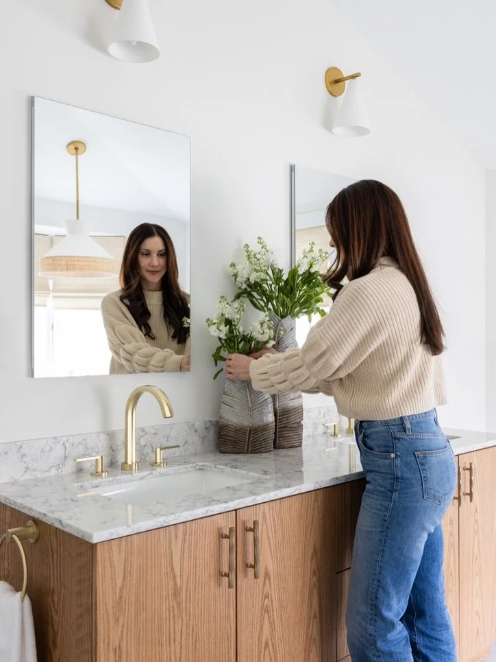 Let&rsquo;s prep for the holidays! Florals are a great way to add some life indoors throughout the winter months.
.
Design by: @7b_design 
Photo by: @julie.leffell.photo 
.
Winter Floral Design | Westchester Bathroom Design | Westchester Luxury Bathr