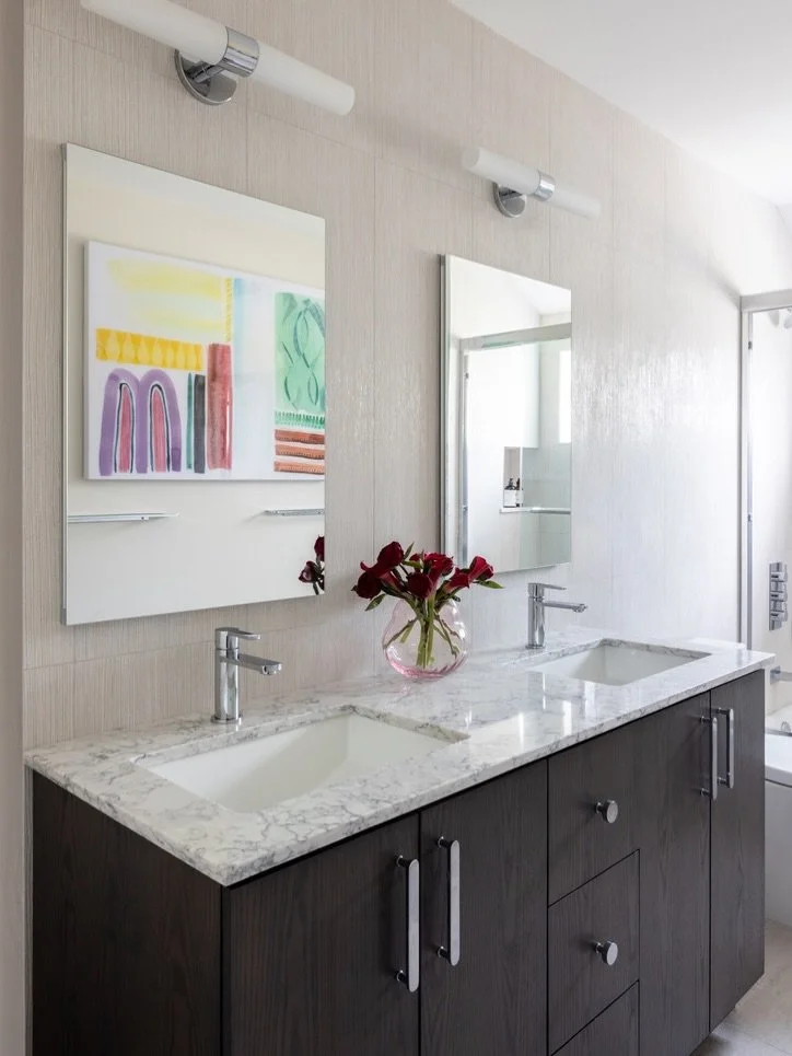 🚨Before &amp; After

A pair of sisters got a major makeover&hellip;for their bathroom. The biggest win? A reworked layout that got them each their own sink. Fresh, modern finishes and elevated design details will stay stylish as the girls grow.

Swi