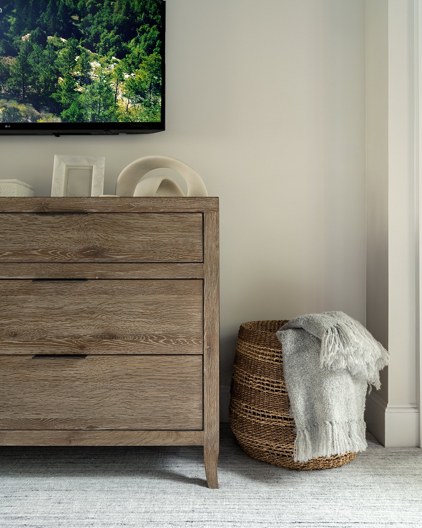 Ready to finish out the year in cozy, calming spaces. 🤍
.
Design by: @7b_design 
Photo by: @rayon_richards_photography 
.
Westchester Luxury Designer | Westchester Interior Designer | Westchester Primary Bedroom | Luxury Bedroom | Scarsdale Interior