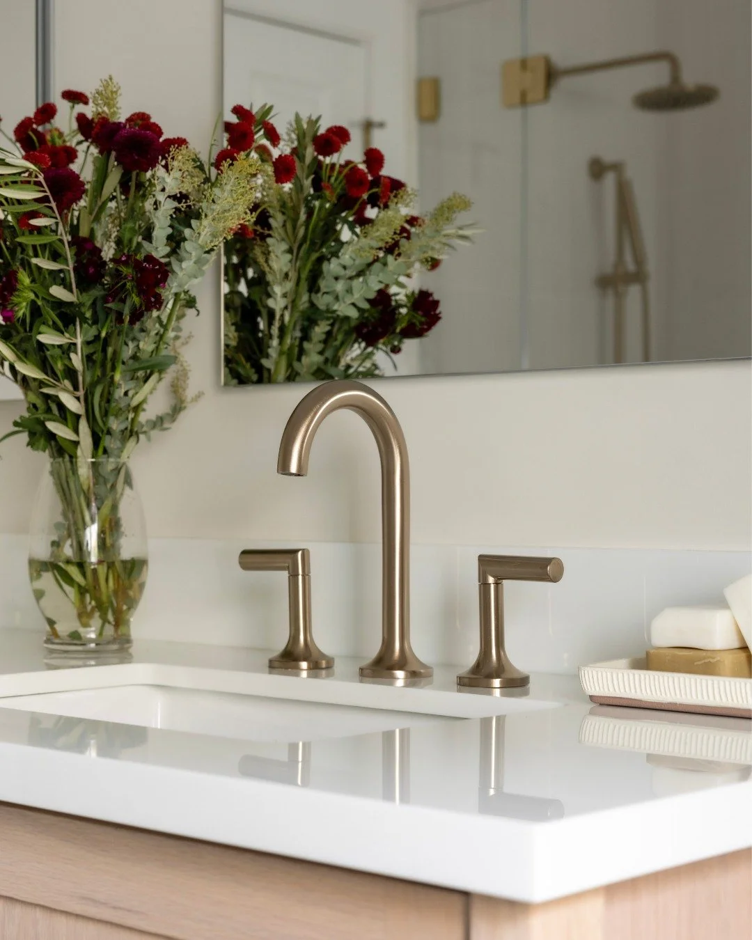 Like fine jewelry for your sink, a beautiful faucet sets the tone for the entire space. Whether it&rsquo;s brass, polished nickel, matte black, or brushed nickel, the right finish brings the whole design together.
.
Design by: @7b_design 
Photos by: 