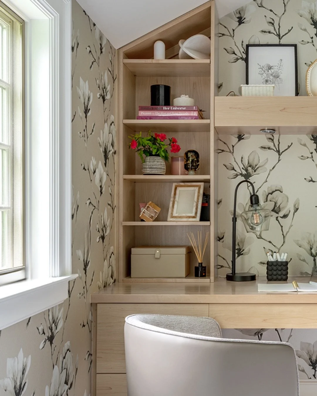 Florals for spring? Always. Florals year-round? Absolutely. This home office bloomed with the addition of floral wallpaper and feels fresh no matter the season. 
.
Design by: @7b_design 
Photo by: @rayon_richards_photography 
.
Home Office Design | M