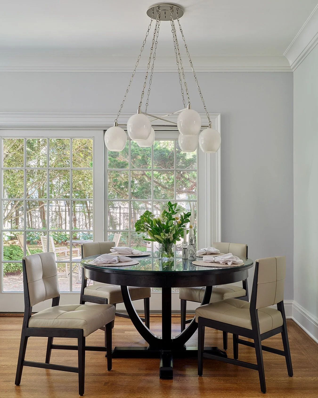 Leather seating, an oversized chandelier, and a circular table with detail - proof that more can be more. In this Scarsdale Colonial, the dining space was designed to be a moment. ✨
.
Design by: @7b_design 
Photo by: @rayon_richards_photography 
.
Mo