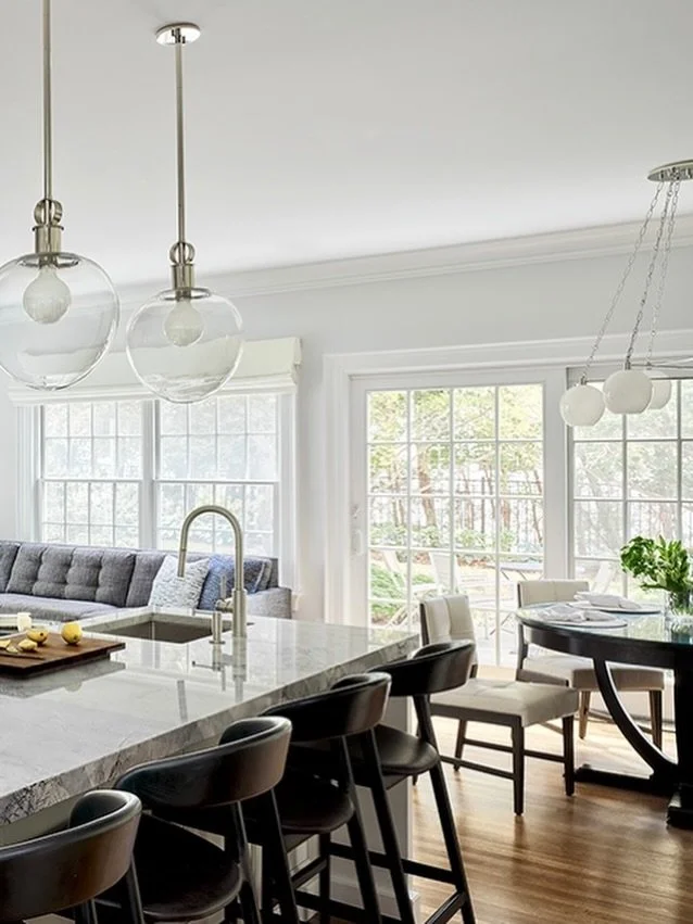 Open concept kitchens make a home feel more connected, spacious, and social. Cooking, conversation, and connection naturally come together in style
.
Design by: @7b_design 
Photo by: @rayon_richards_photography 
.
Scarsdale Open Concept | Scarsdale K