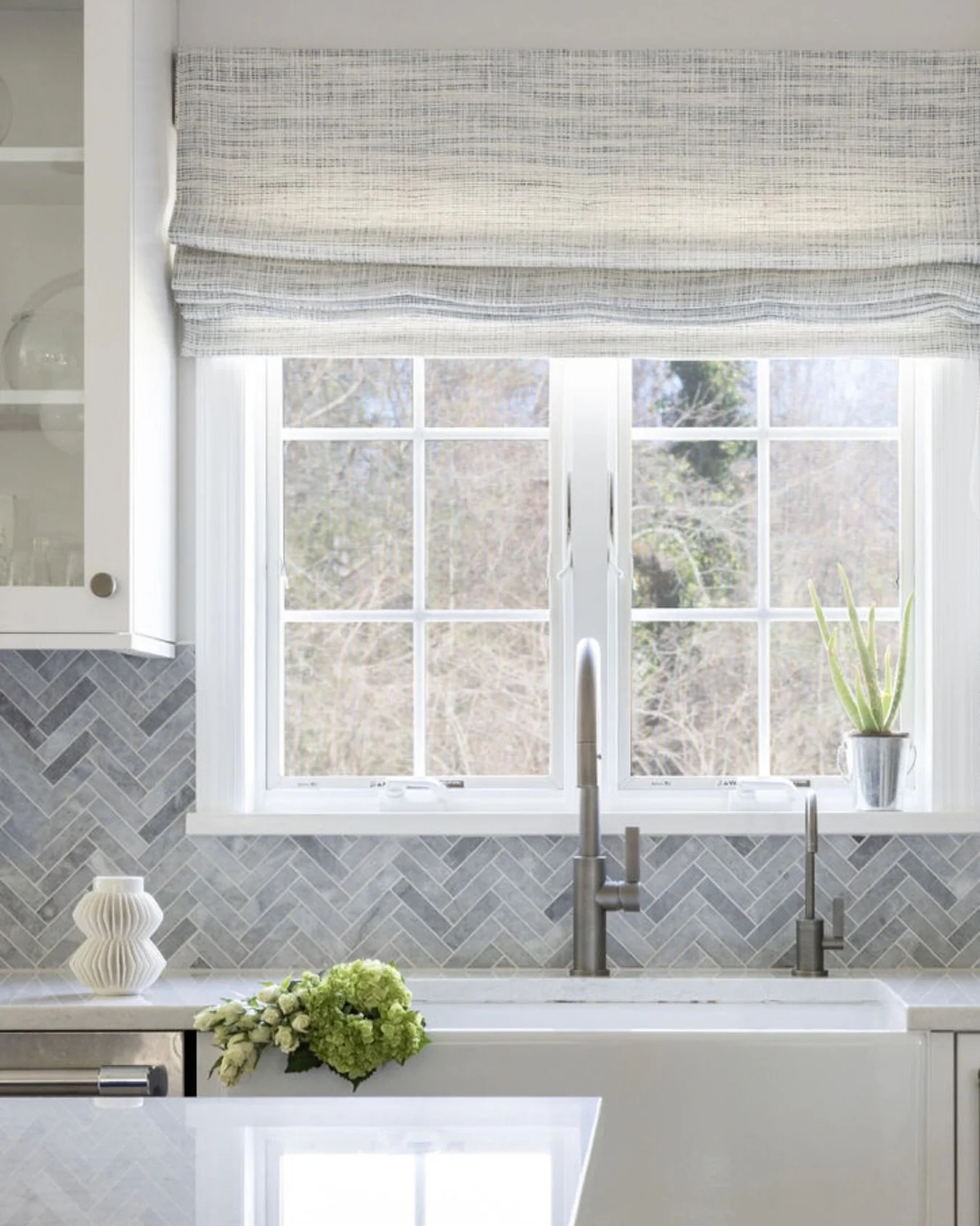 Soft textures. Light layers. 
.
Design by: @7b_design 
Photo by: @julie.leffell.photo 
.
Westchester Kitchen Design | Westchester Luxury Interiors | Westchester Interior Designer | Scarsdale Interiors | Scarsdale Kitchens | Soft Kitchen Layers | Mod