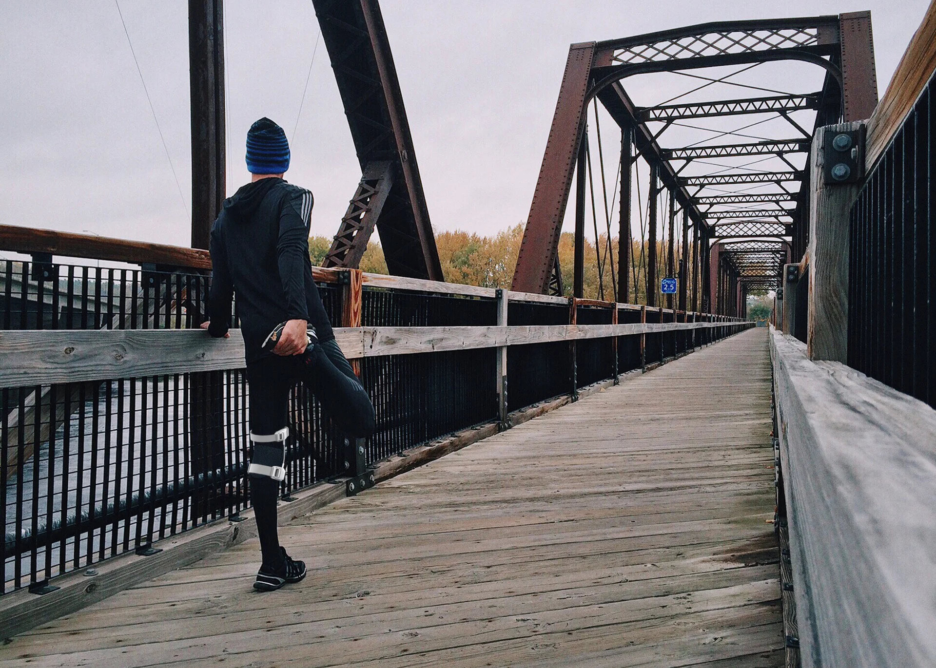 Runner wearing Articulate Labs KneeStim