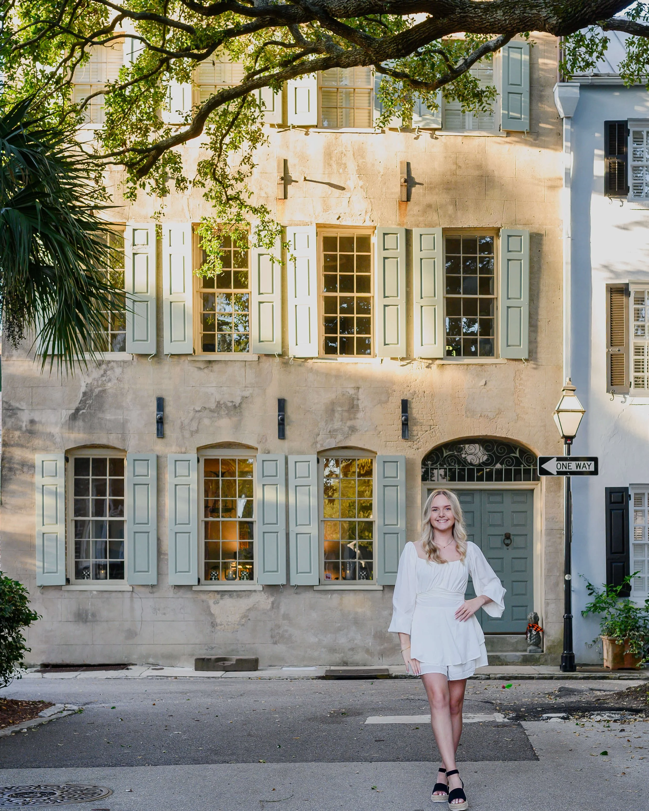 downtown-charleston-hidden-alleys-senior-portraits-5.jpg