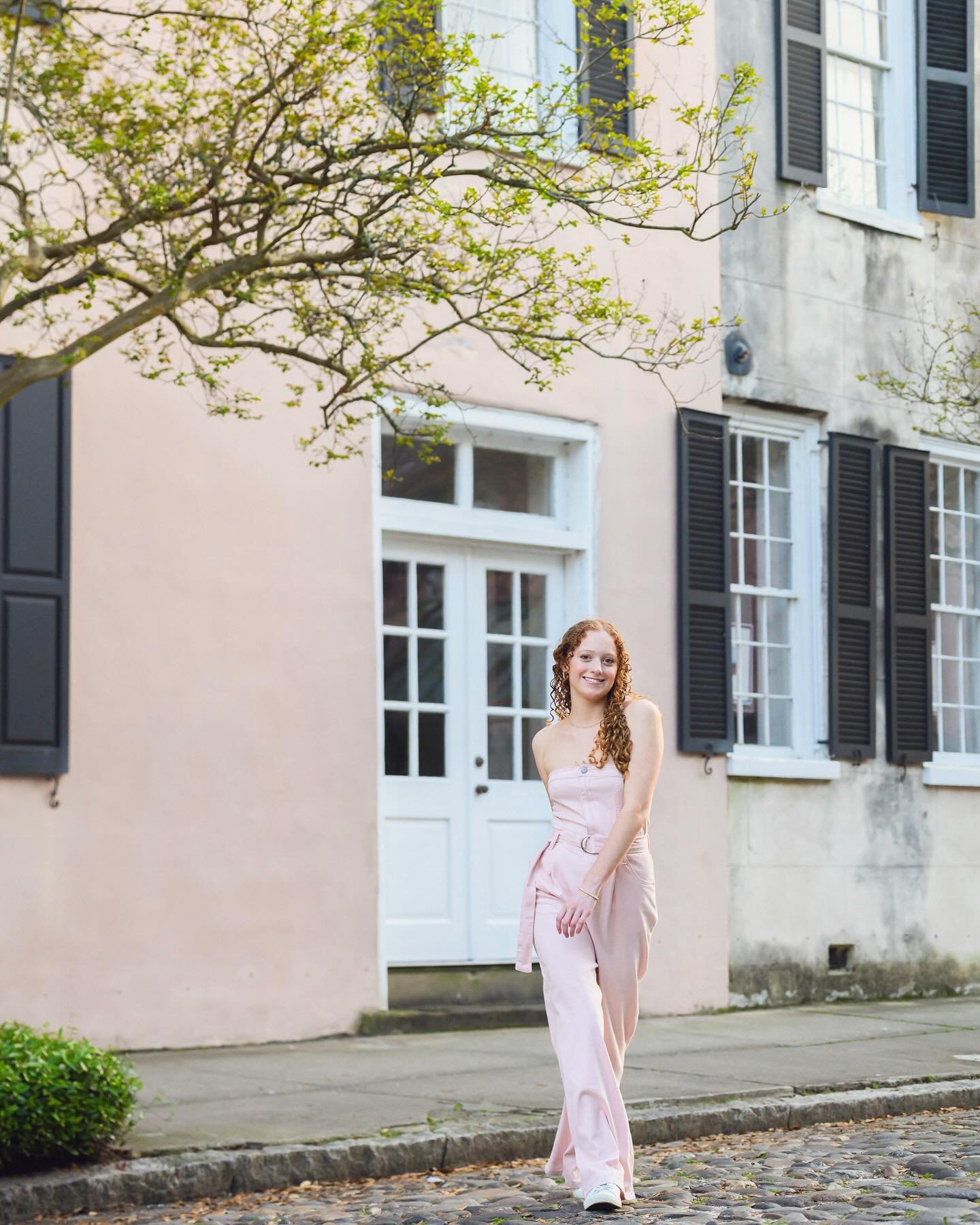 I had the best time with McKenzie and her mom, visiting from NC to soak up some Charleston charm for her senior photos. They even fit in a little downtown shopping &mdash; and that&rsquo;s how this stylish jumpsuit made its debut in the session! 🌸

