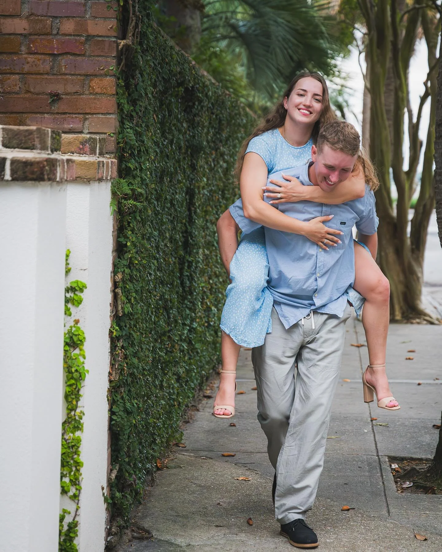 Her feet were tired, her heart was full&mdash;
so he gave her a ride.
This is how it ended.
Swipe to see how it began.

#charlestonengagement #surpriseproposal #charlestonphotographer #engagementsession #downtowncharleston #whitepointgardens
#lowcoun