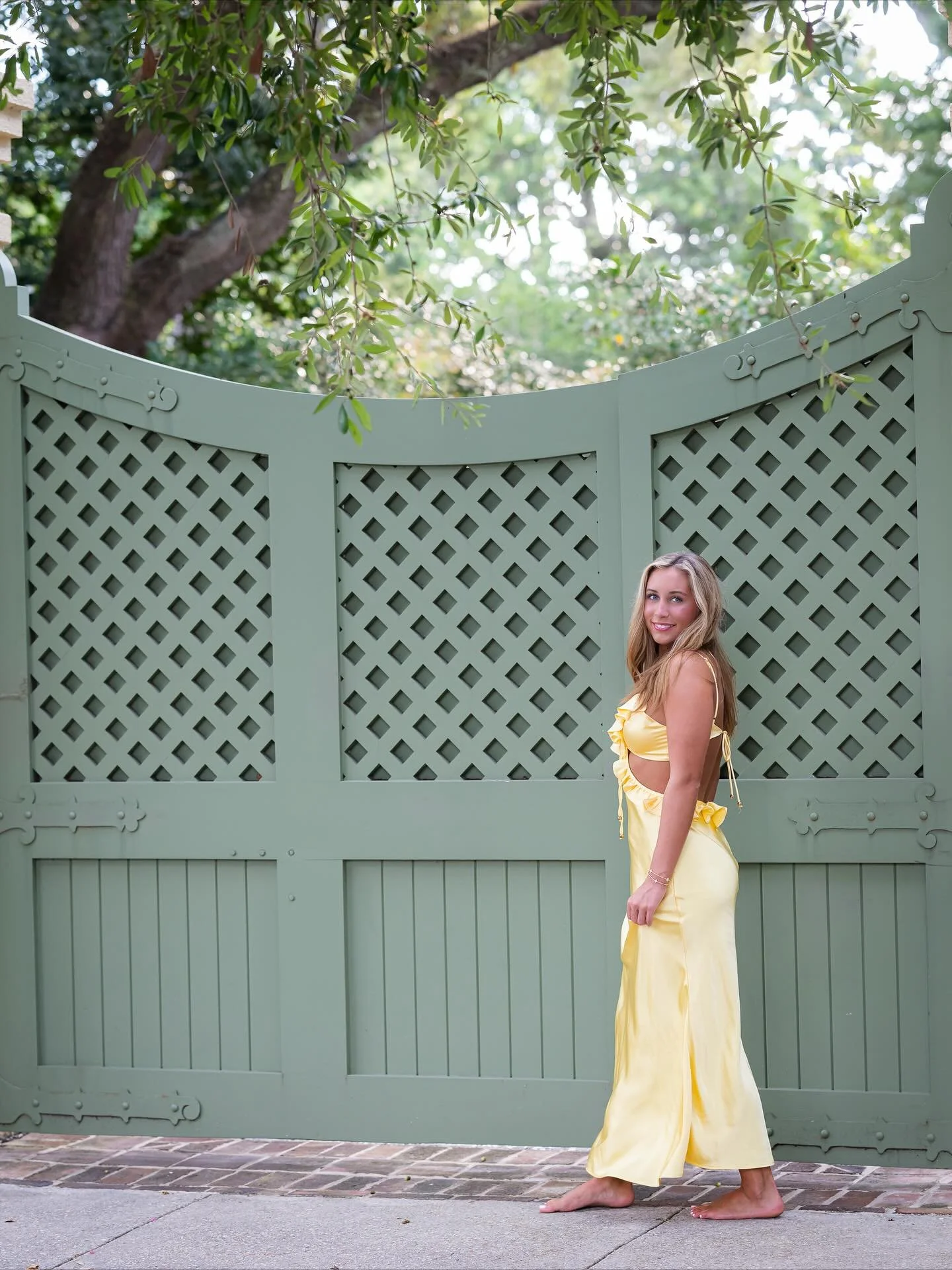 Nashville to Charleston for this stunner.

When your clients travel for the perfect session, you know it&rsquo;s going to be magical. 

Four gorgeous looks, three dreamy Charleston locations, and one unforgettable sunset.

Fall in Charleston is beaut