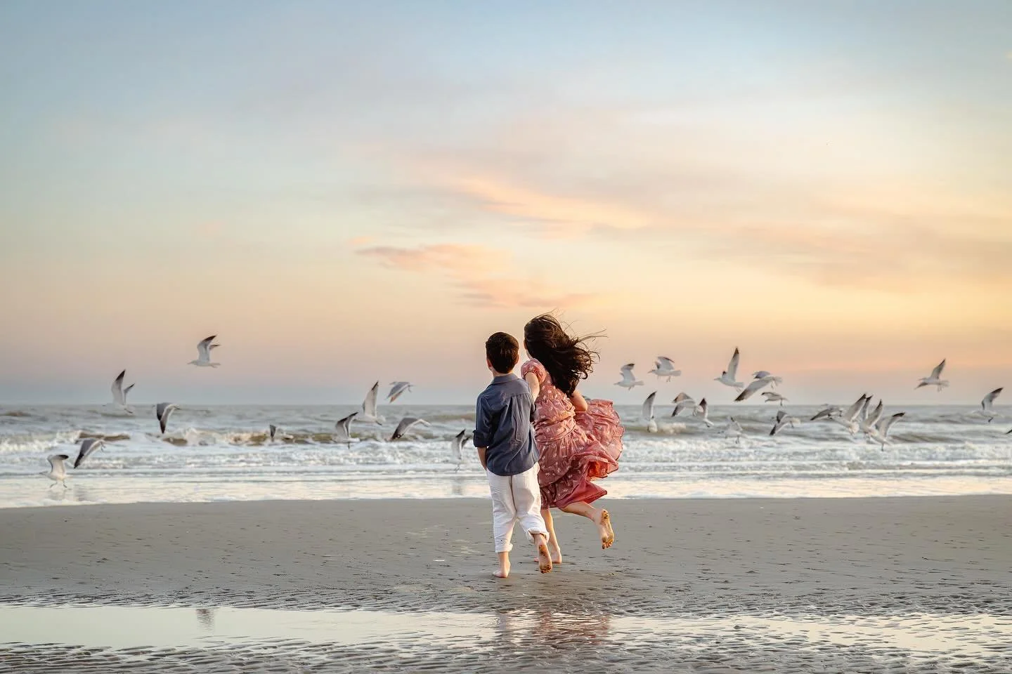 There&rsquo;s nothing better than a sunset at the beach.

Salty air, soft light, kids running free. These are the moments I love to capture, people immersed in the landscape, surrounded by nothing but ocean and sky. Images you can feel just as much a