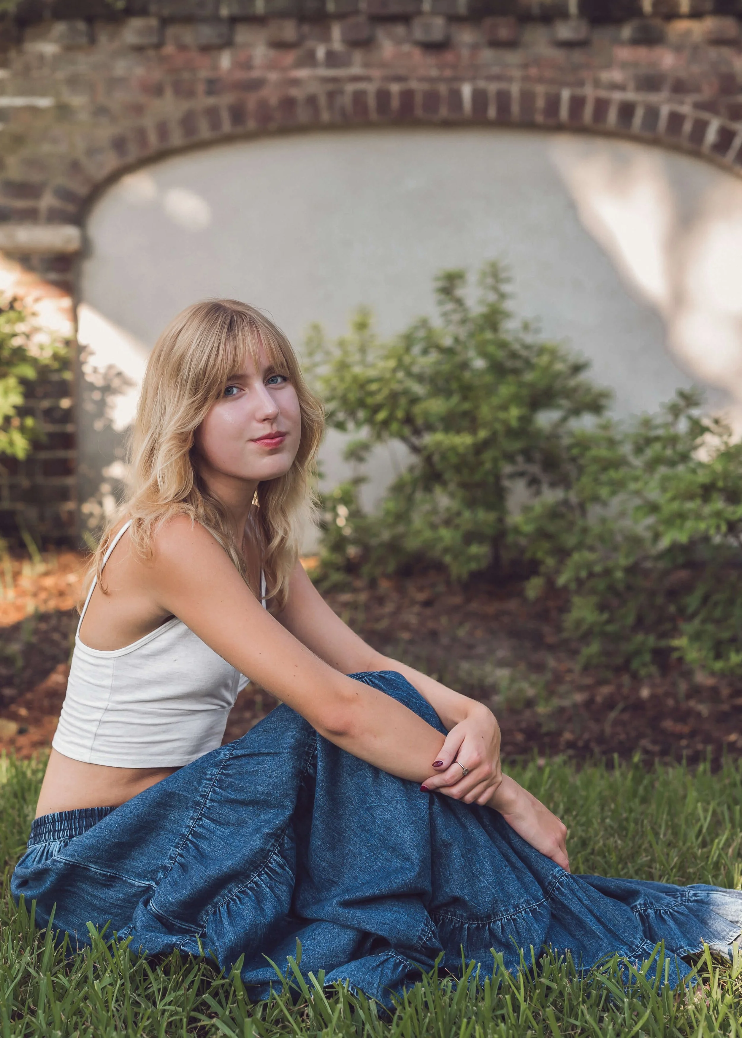 charleston-senior-photos-washington-square-park-girl-sitting.jpg