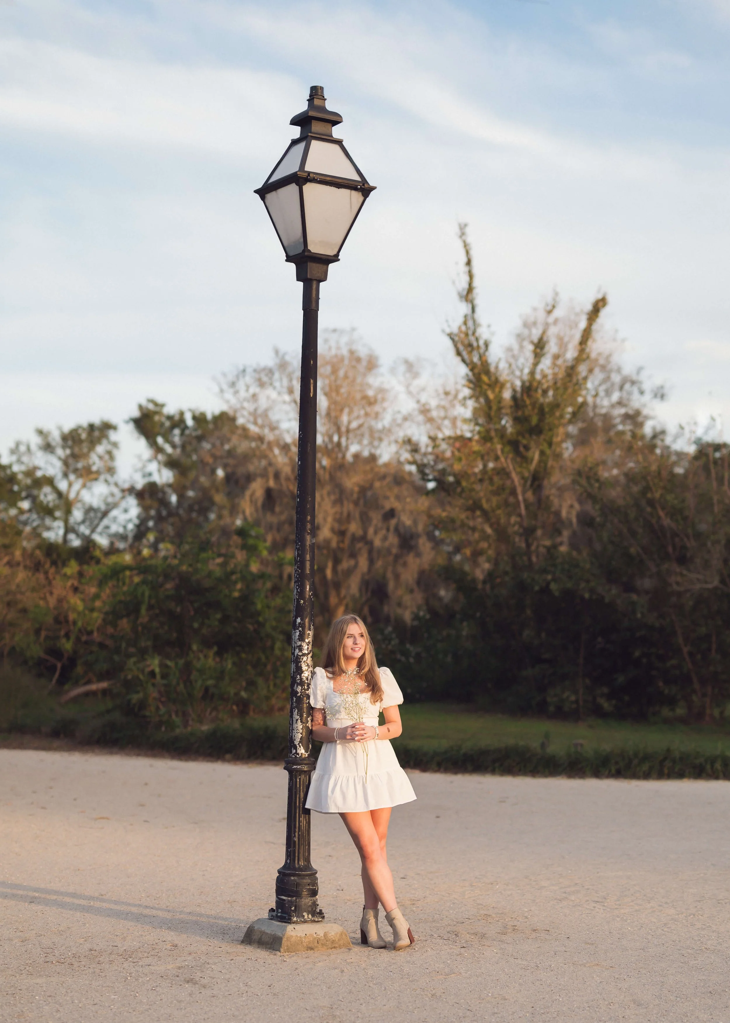 charleston-senior-photos-hampton-park-lamp-post.jpg