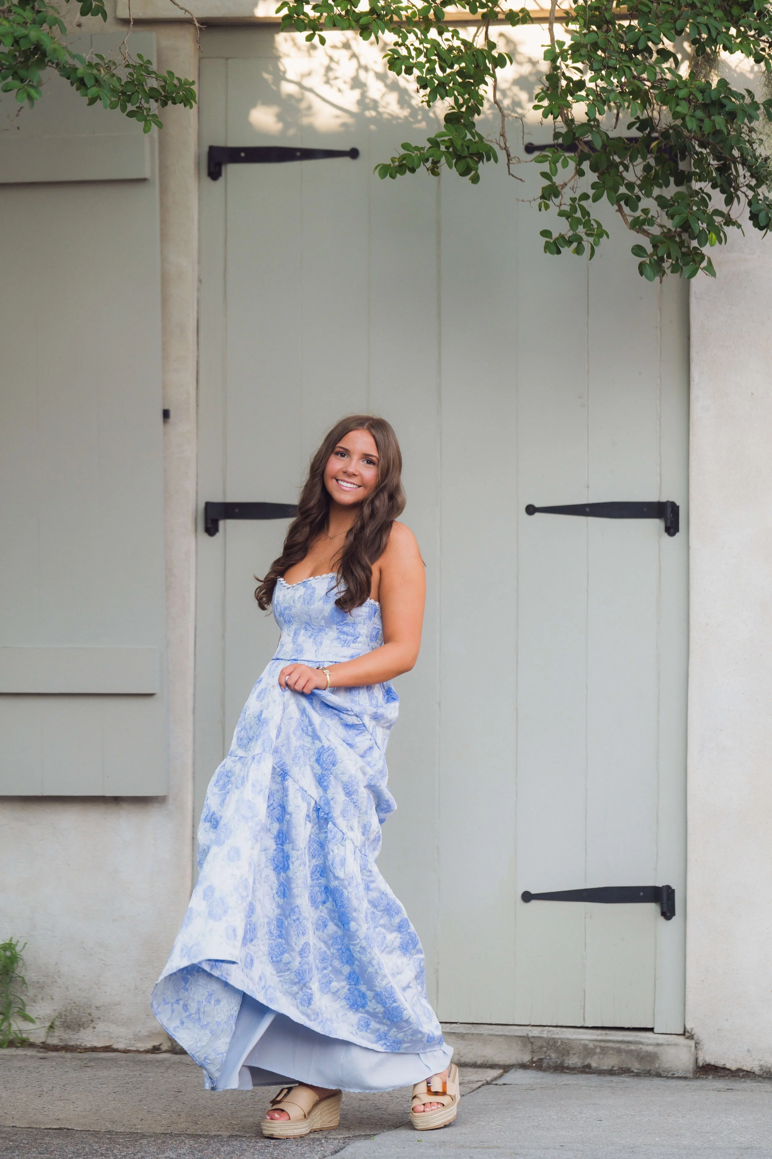 downtown-charleston-historic-streets-senior-portraits-30.jpg