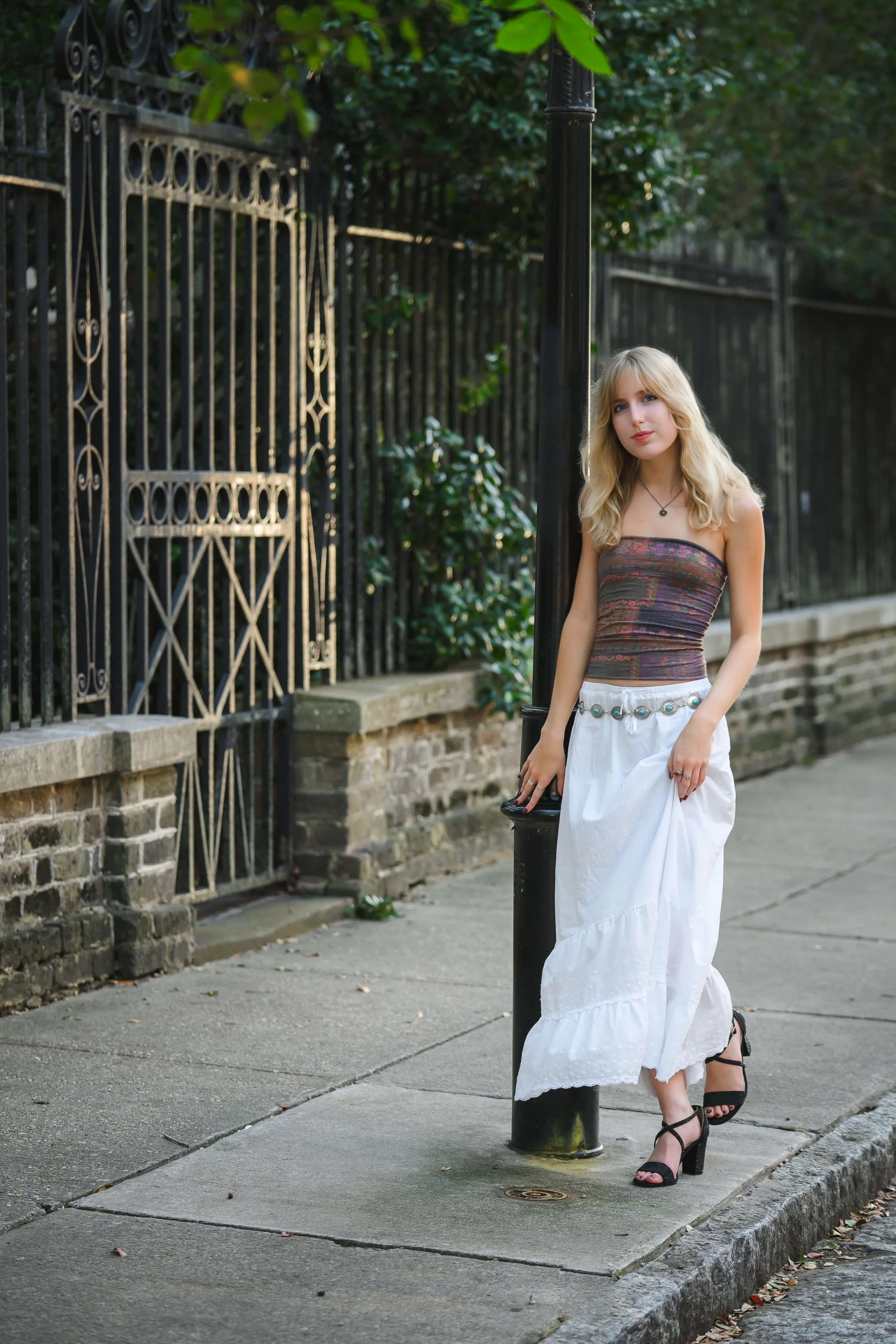 downtown-charleston-historic-streets-senior-portraits-11.jpg