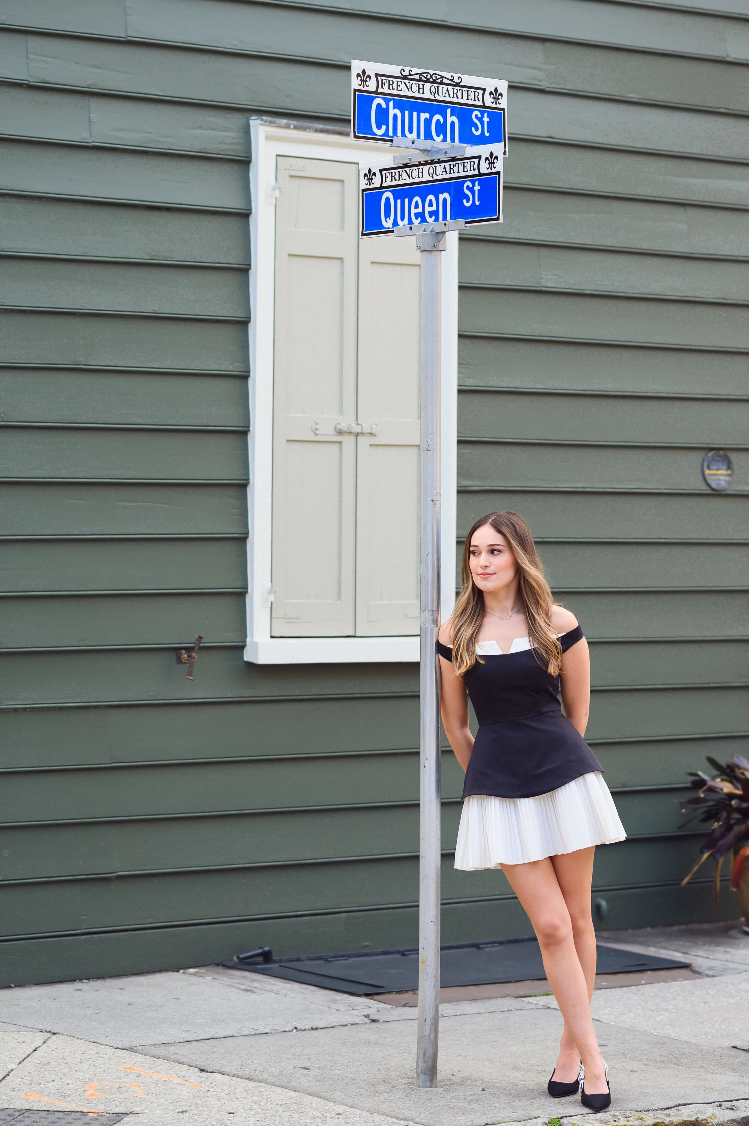 downtown-charleston-historic-streets-senior-portraits-5.jpg