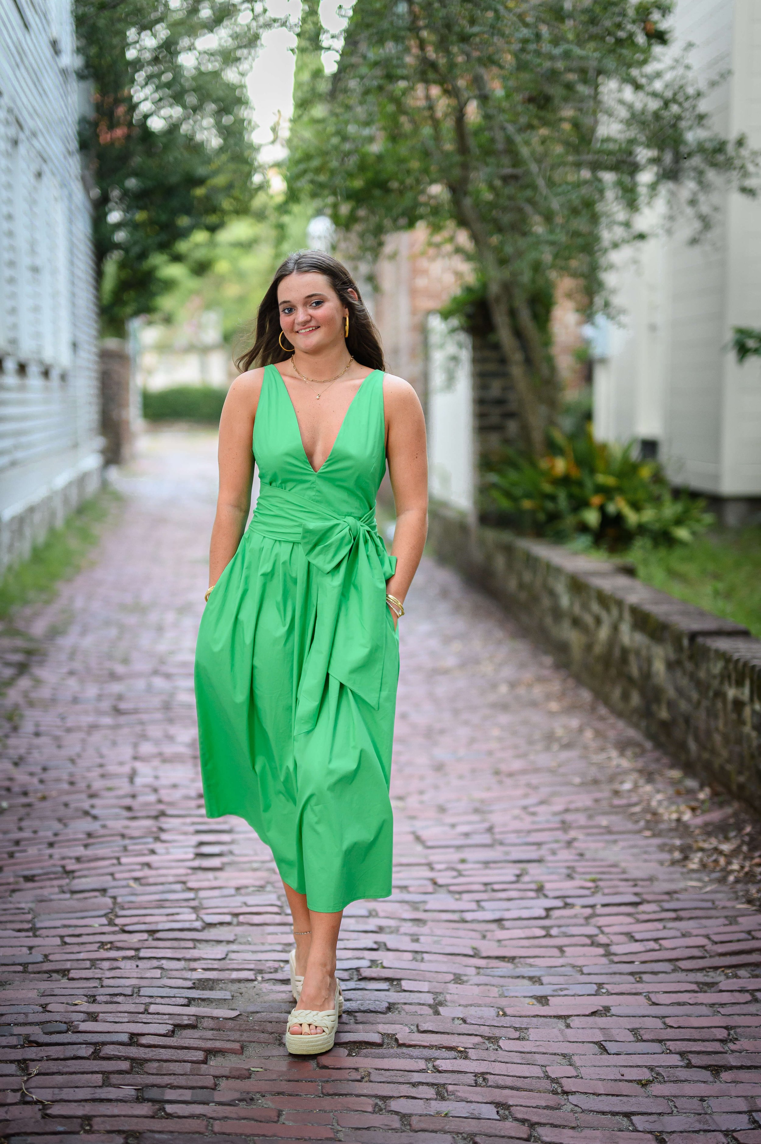 downtown-charleston-hidden-alleys-senior-portraits.jpg