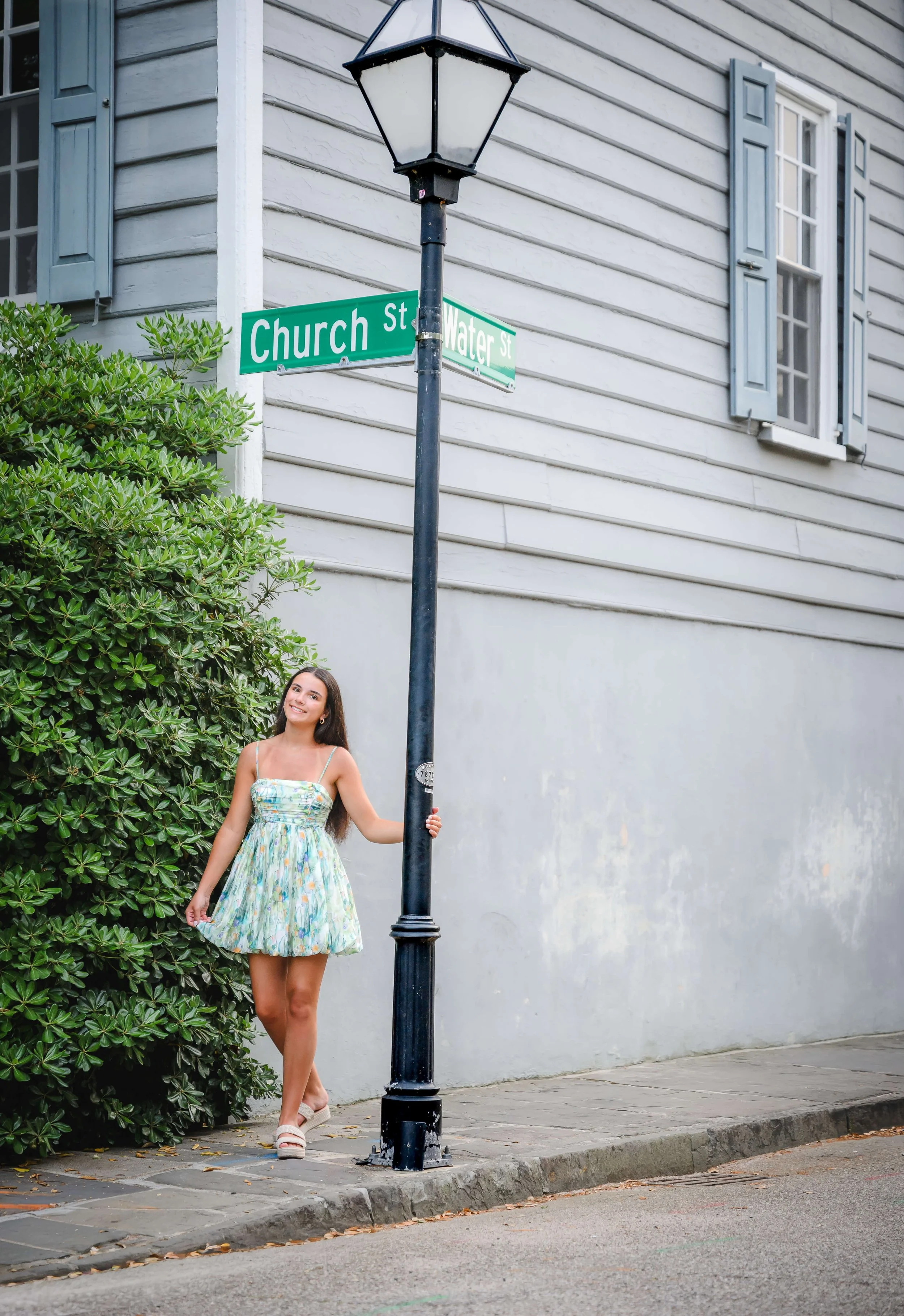 downtown-charleston-historic-streets-senior-portraits-19.jpg