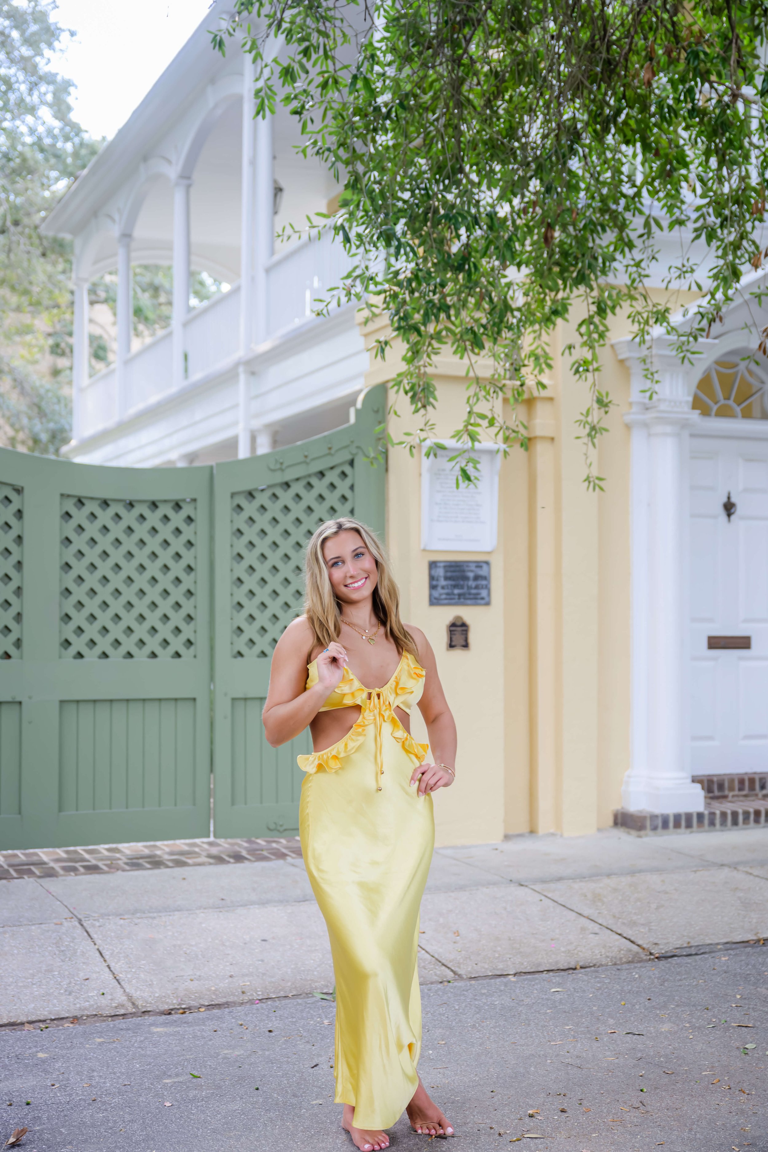downtown-charleston-historic-streets-senior-portraits-64.jpg