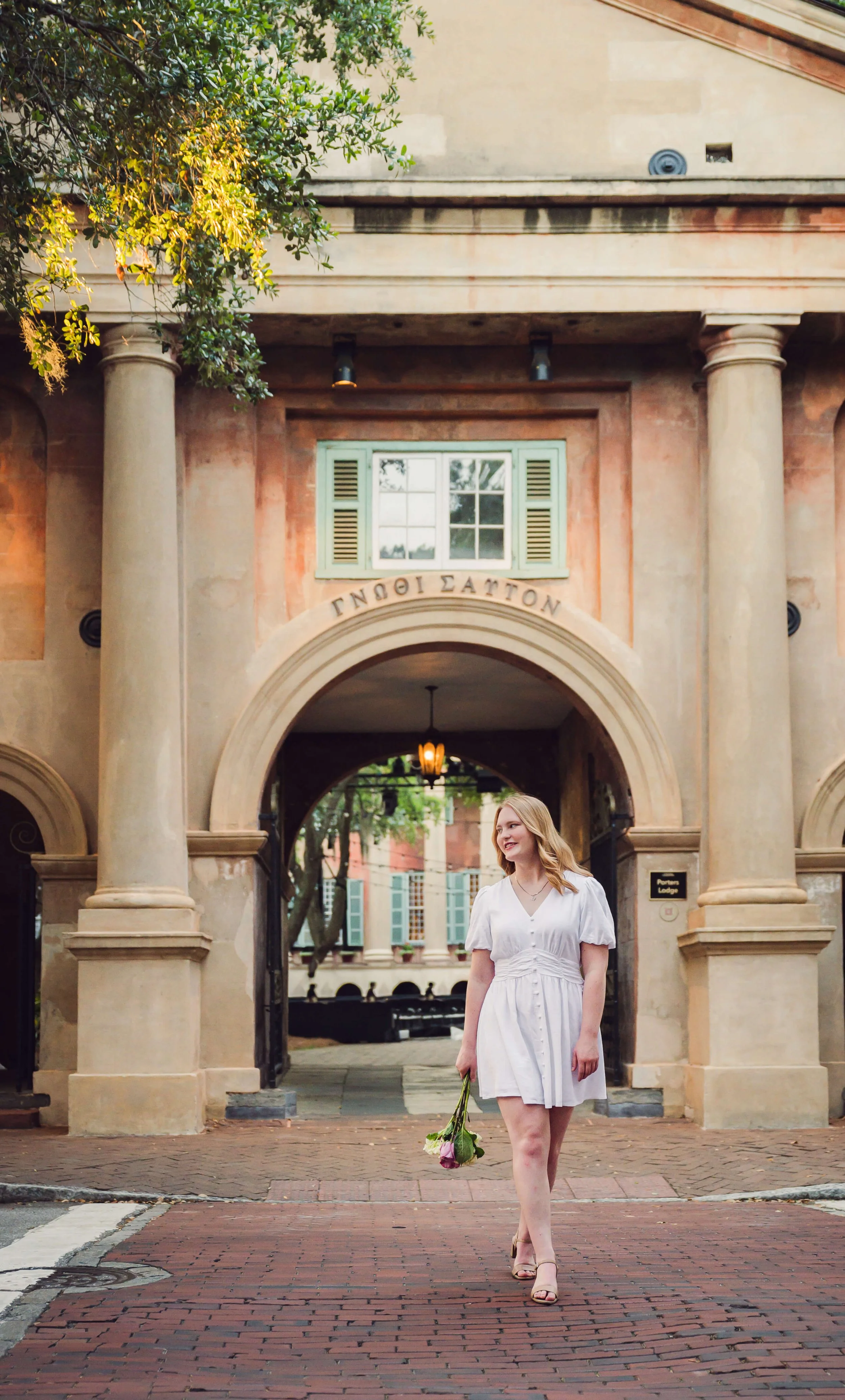 college-of-charleston-senior-photos-on-campus-30.jpg