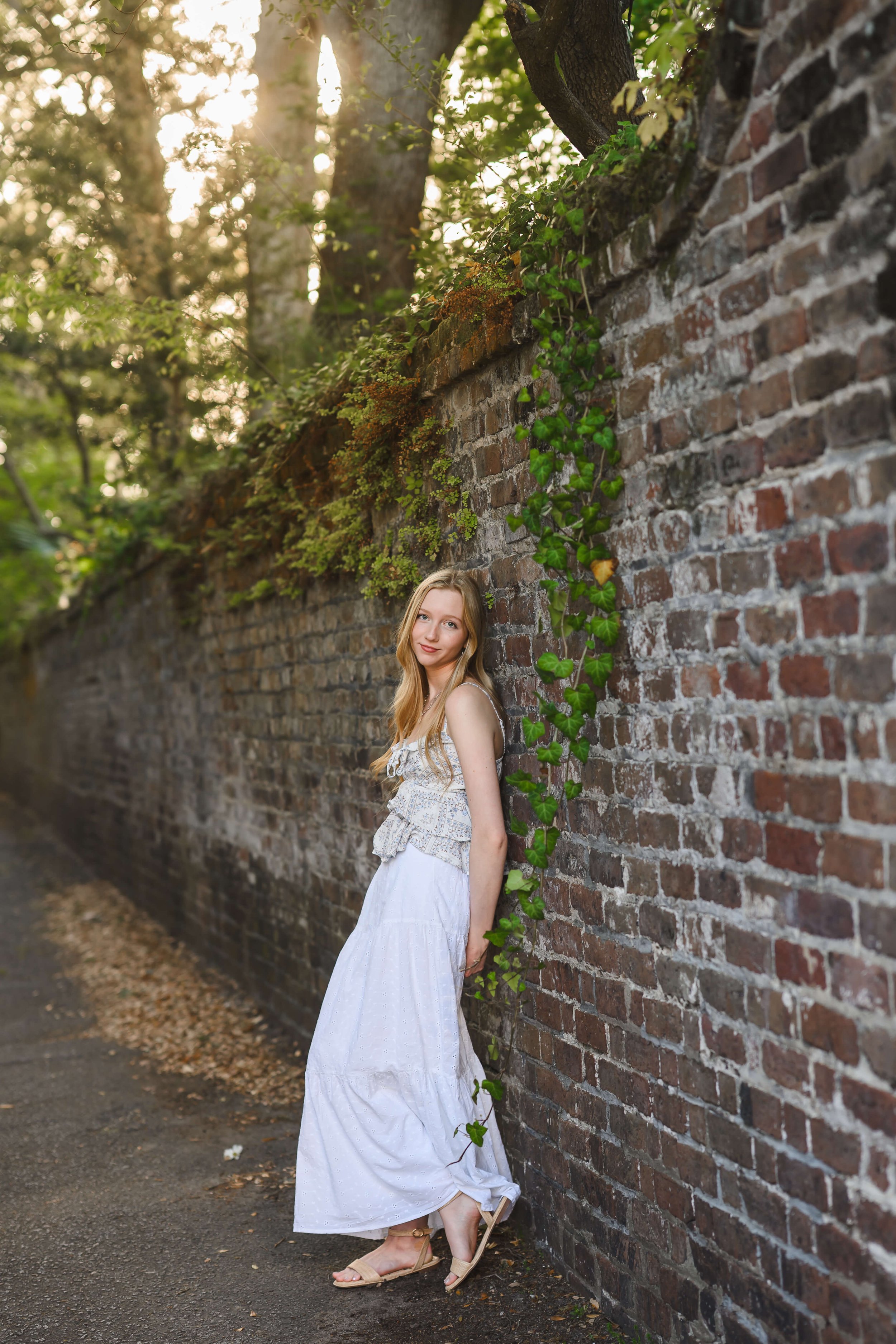 downtown-charleston-hidden-alleys-senior-portraits-15.jpg