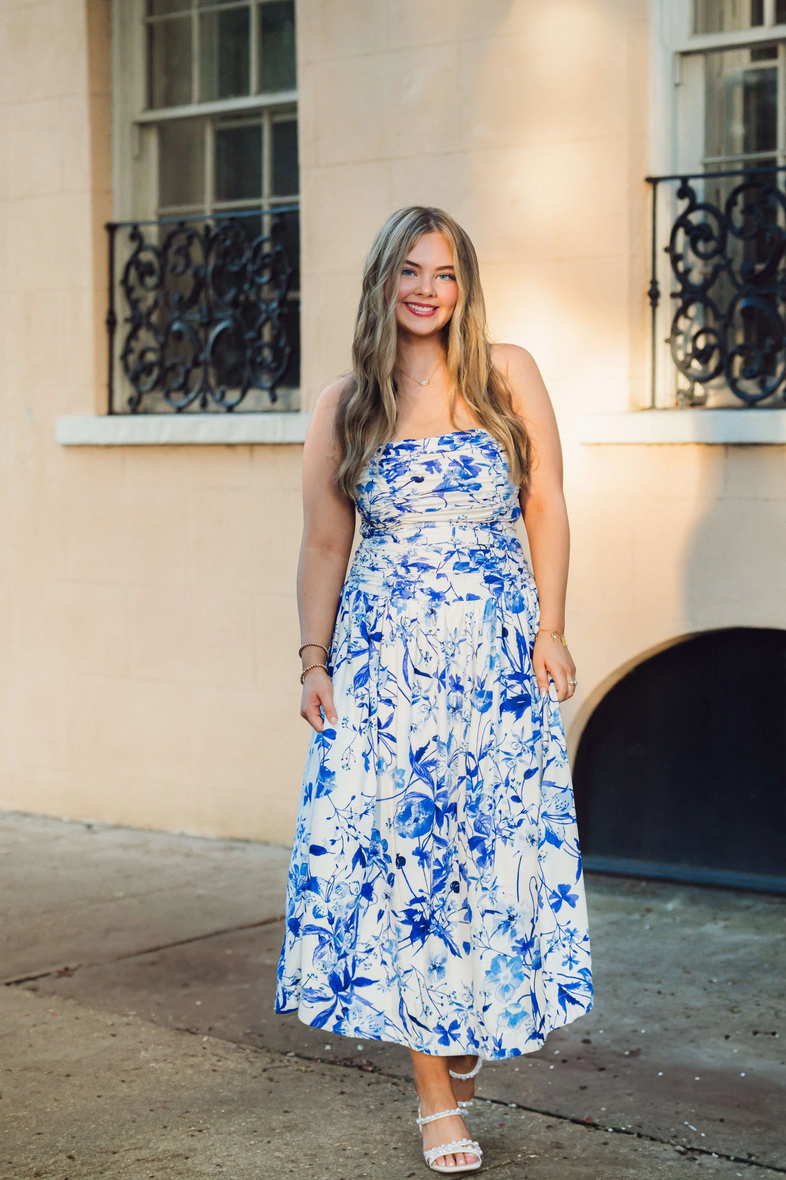 downtown-charleston-historic-streets-senior-portraits-42.jpg