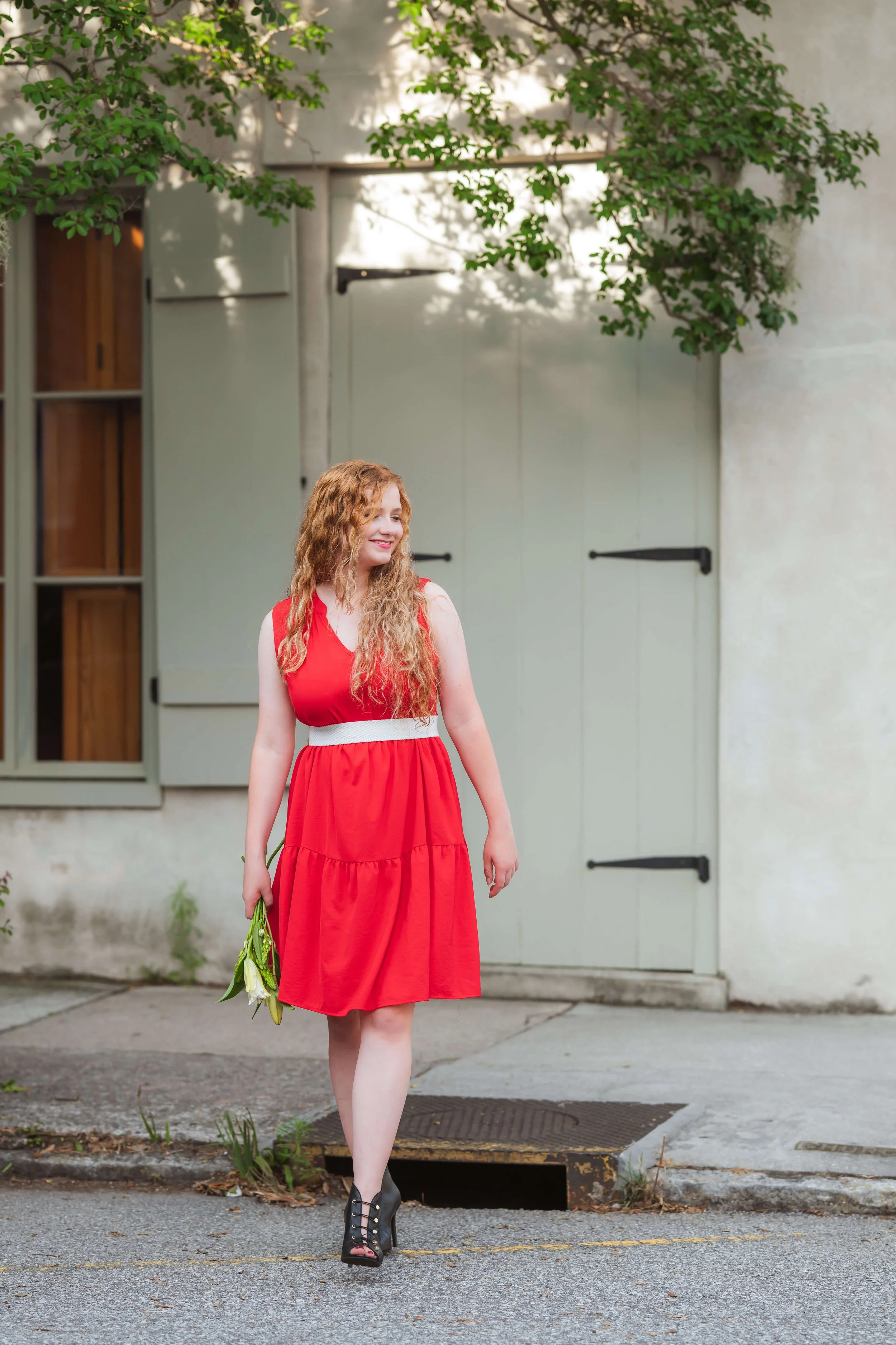 downtown-charleston-historic-streets-senior-portraits-24.jpg