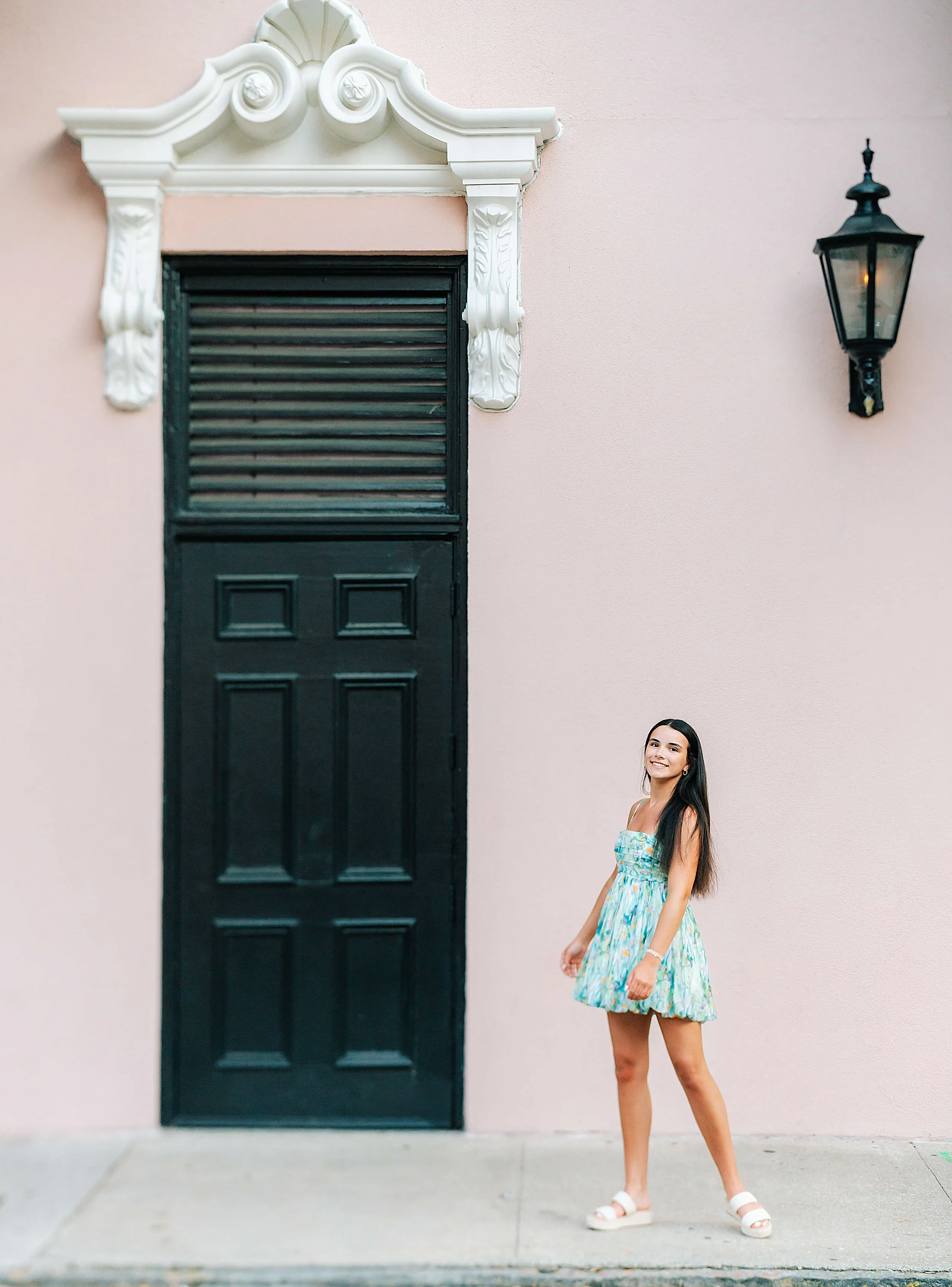 downtown-charleston-historic-streets-senior-portraits-17.jpg