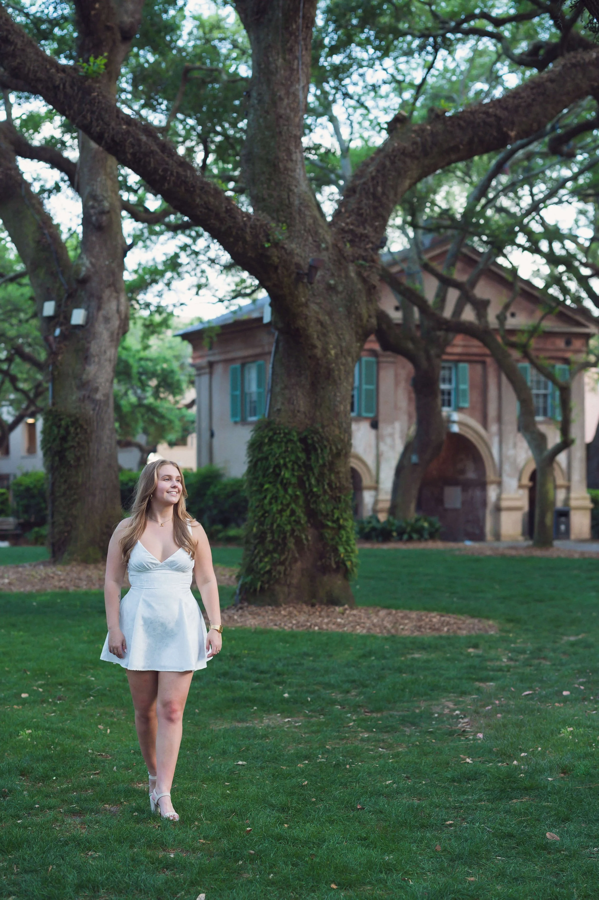 college-of-charleston-senior-photos-on-campus-6.jpg