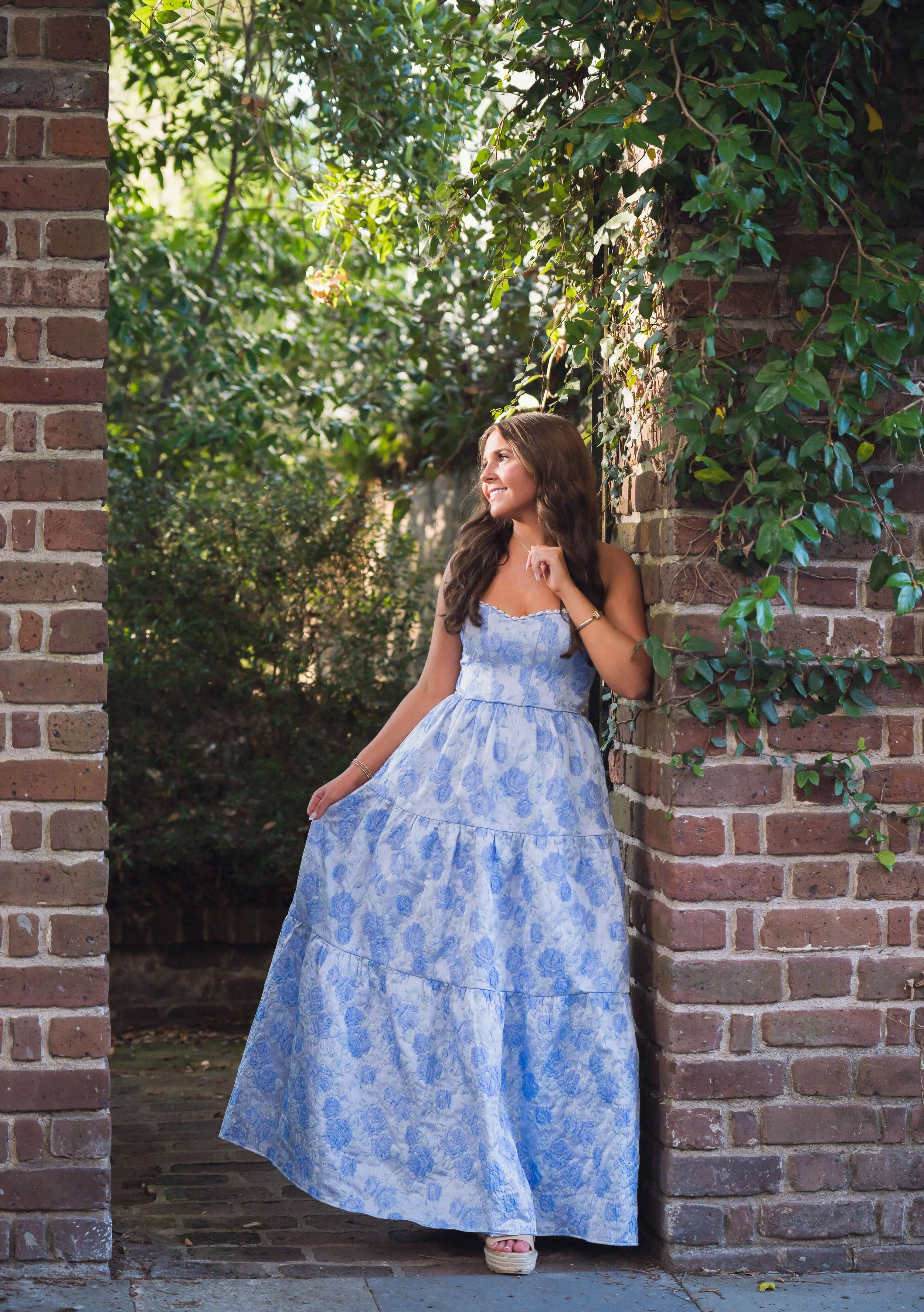 downtown-charleston-hidden-alleys-senior-portraits-10.jpg