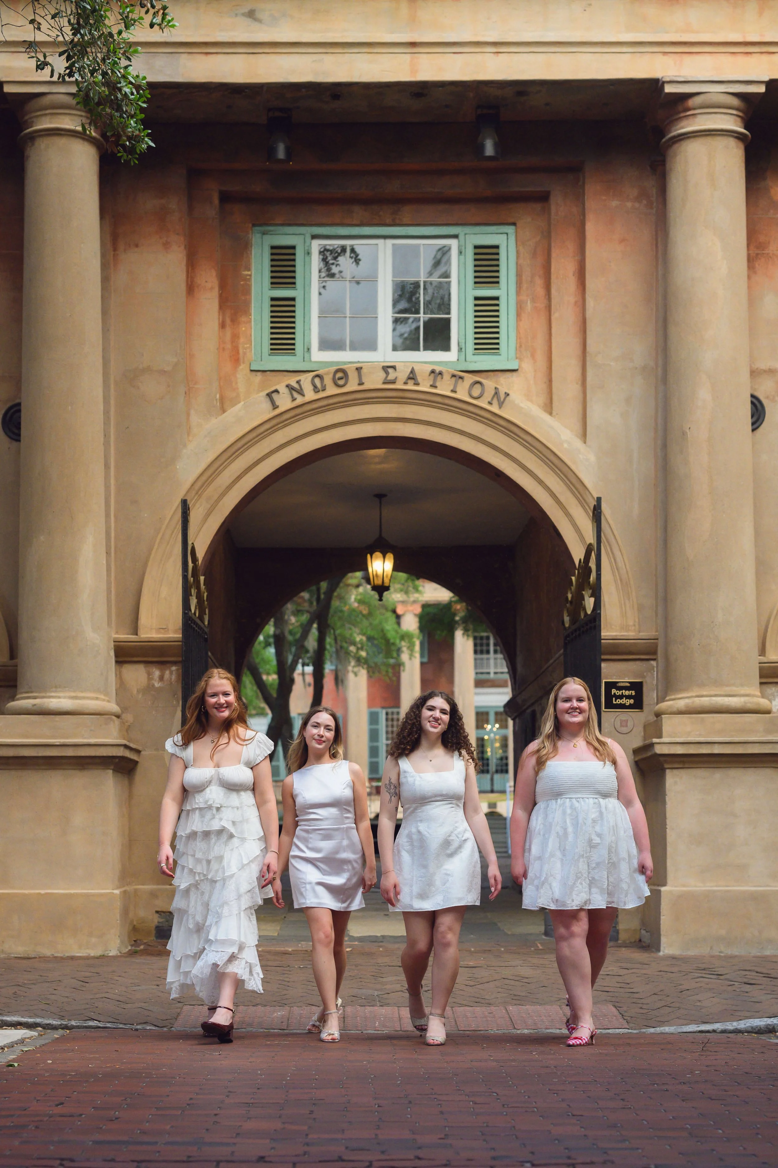 college-of-charleston-senior-photos-on-campus-24.jpg