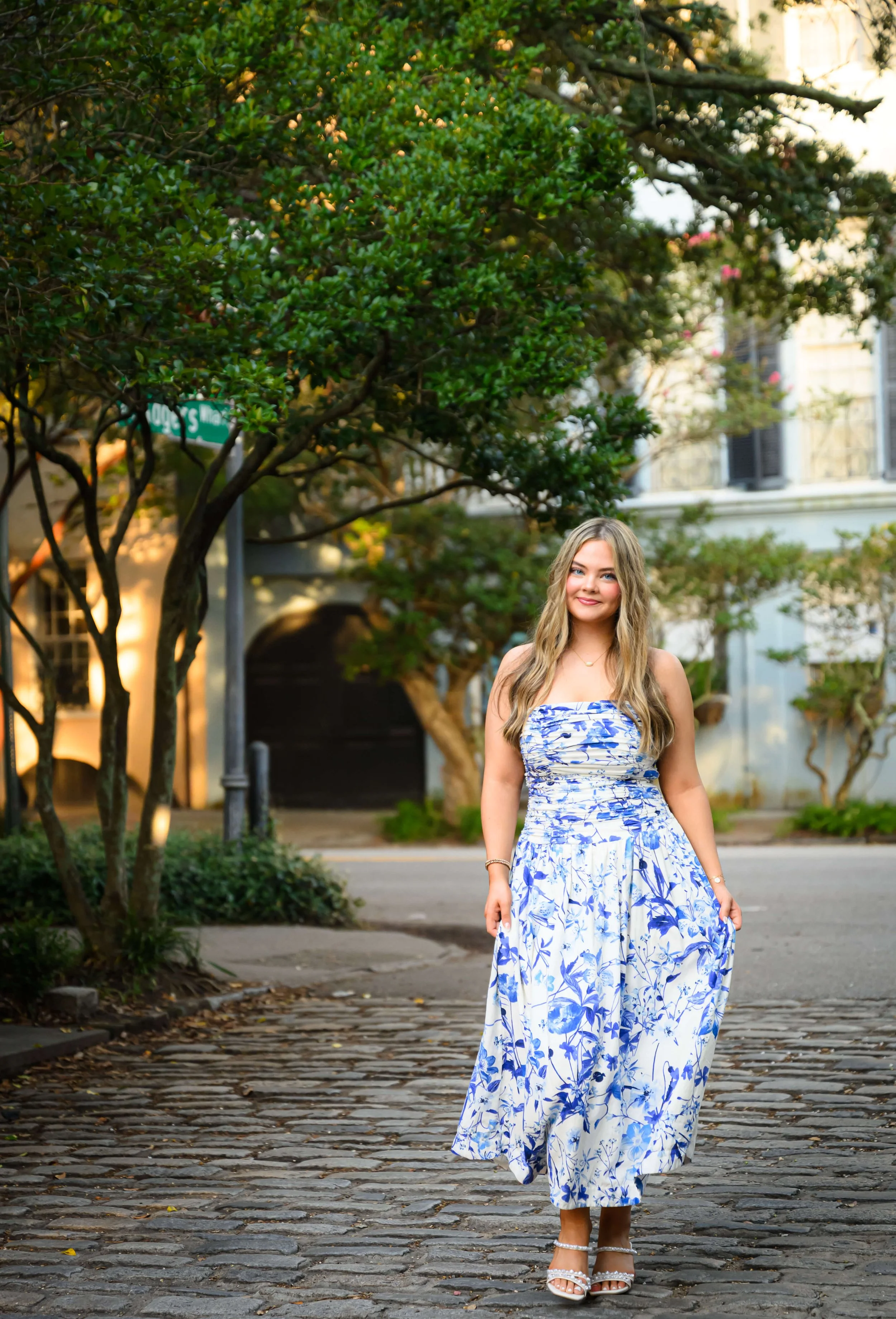 downtown-charleston-historic-streets-senior-portraits-50.jpg
