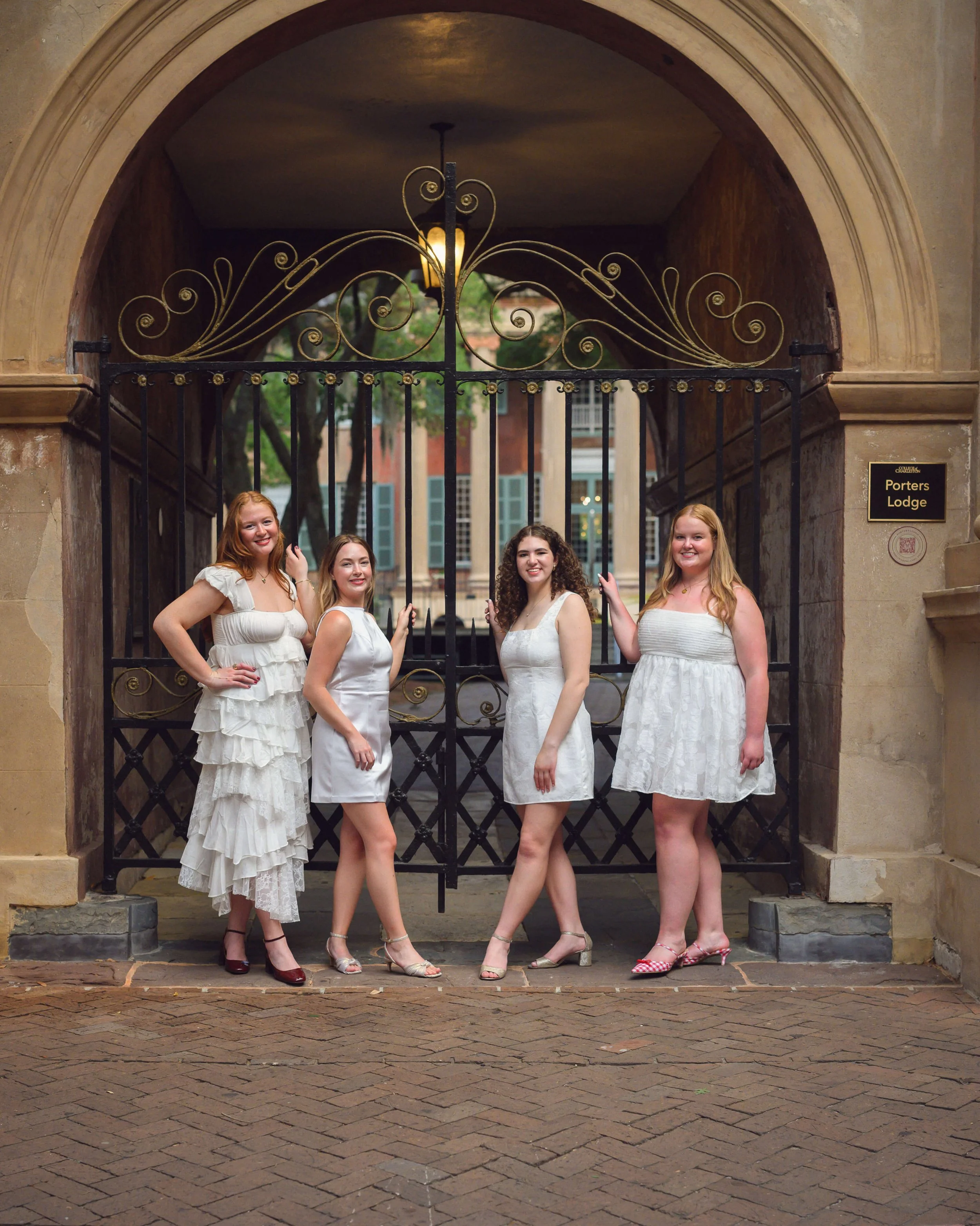 college-of-charleston-senior-photos-on-campus-23.jpg