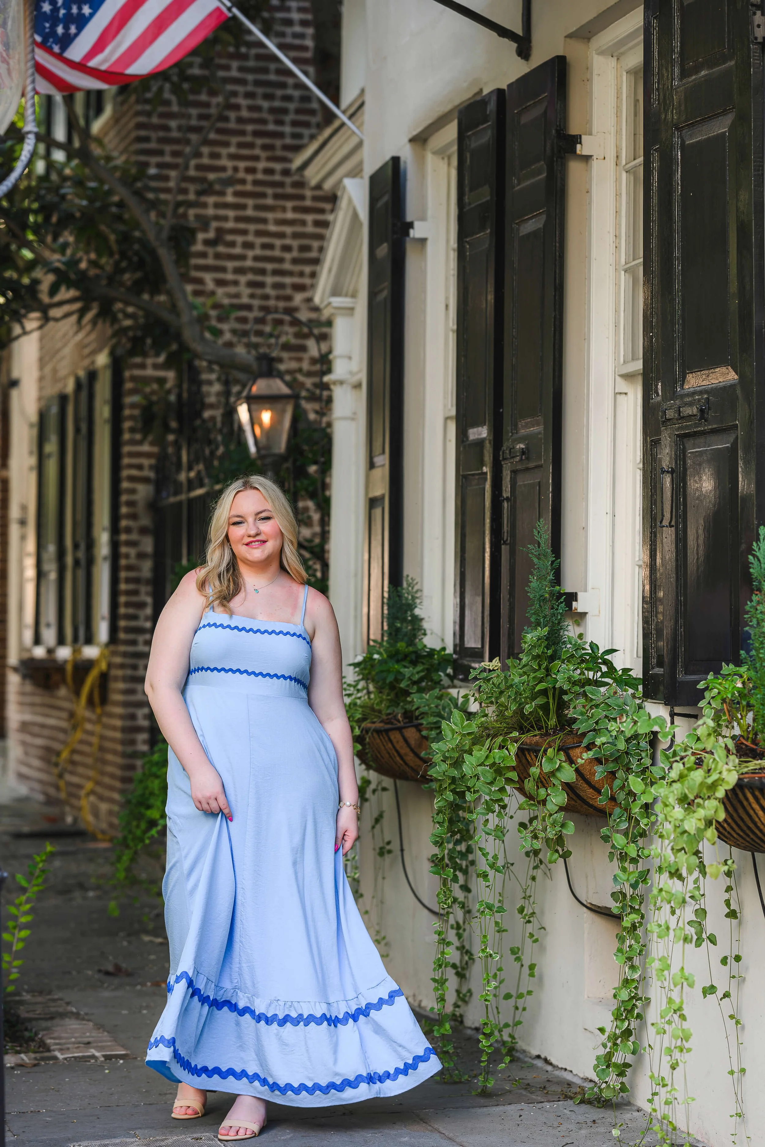 downtown-charleston-historic-streets-senior-portraits-36.jpg