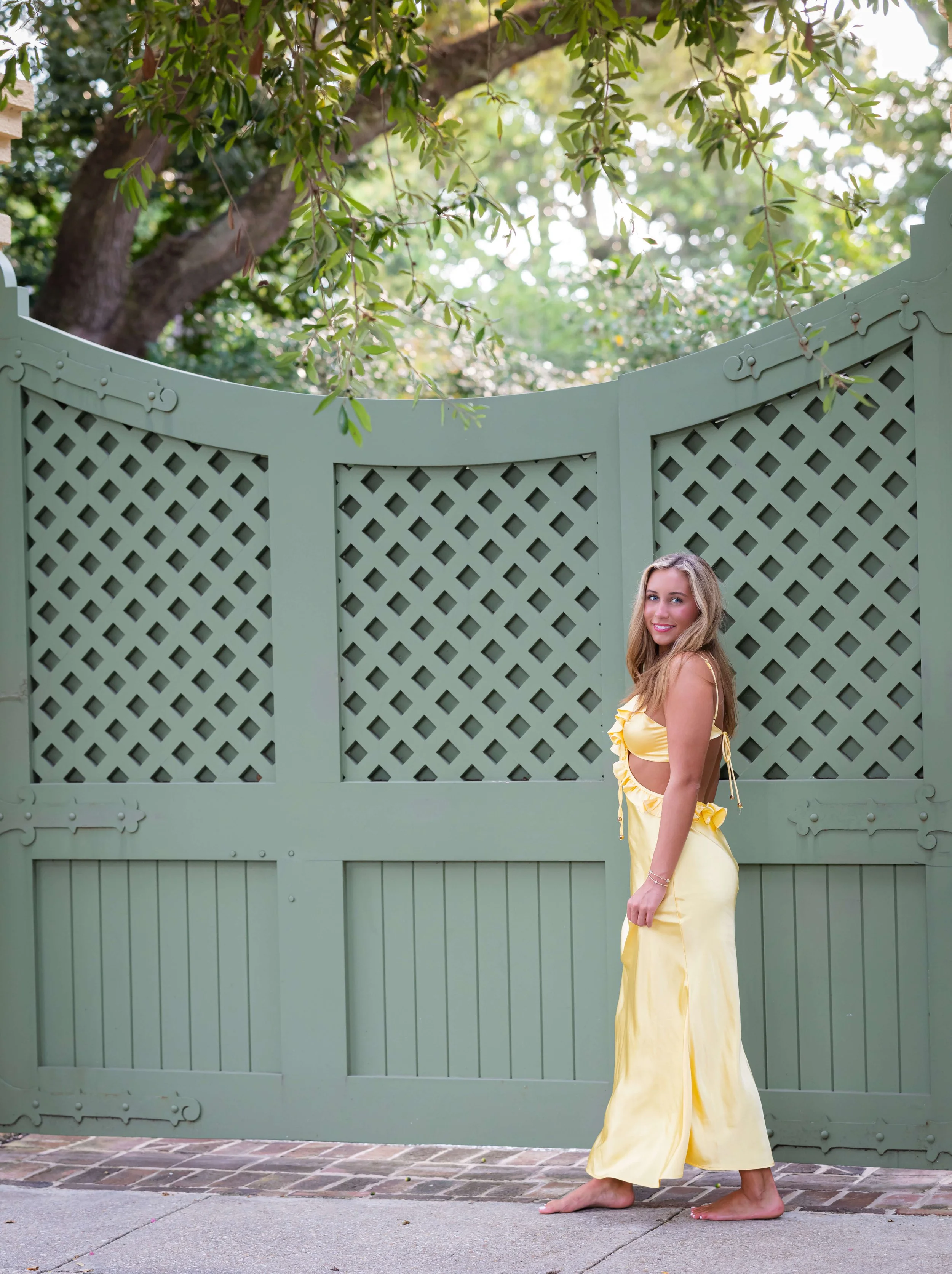 downtown-charleston-historic-streets-senior-portraits-63.jpg
