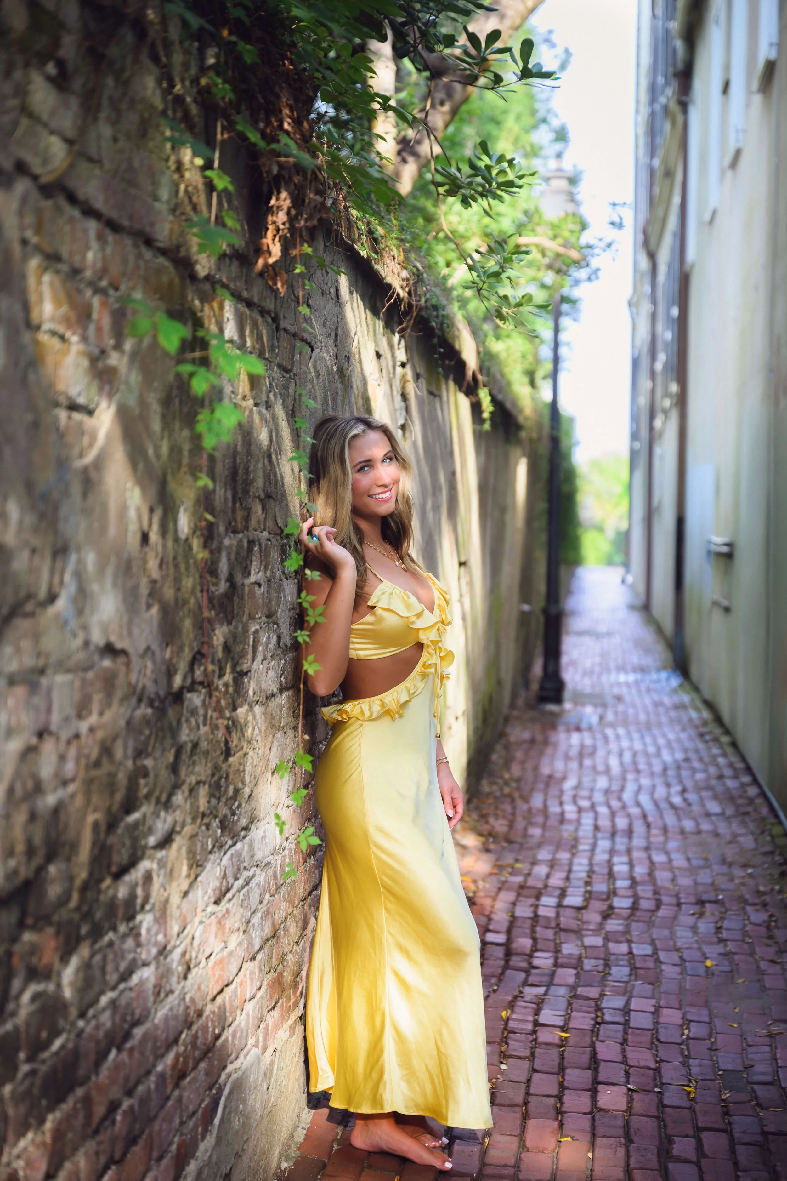 downtown-charleston-hidden-alleys-senior-portraits-11.jpg