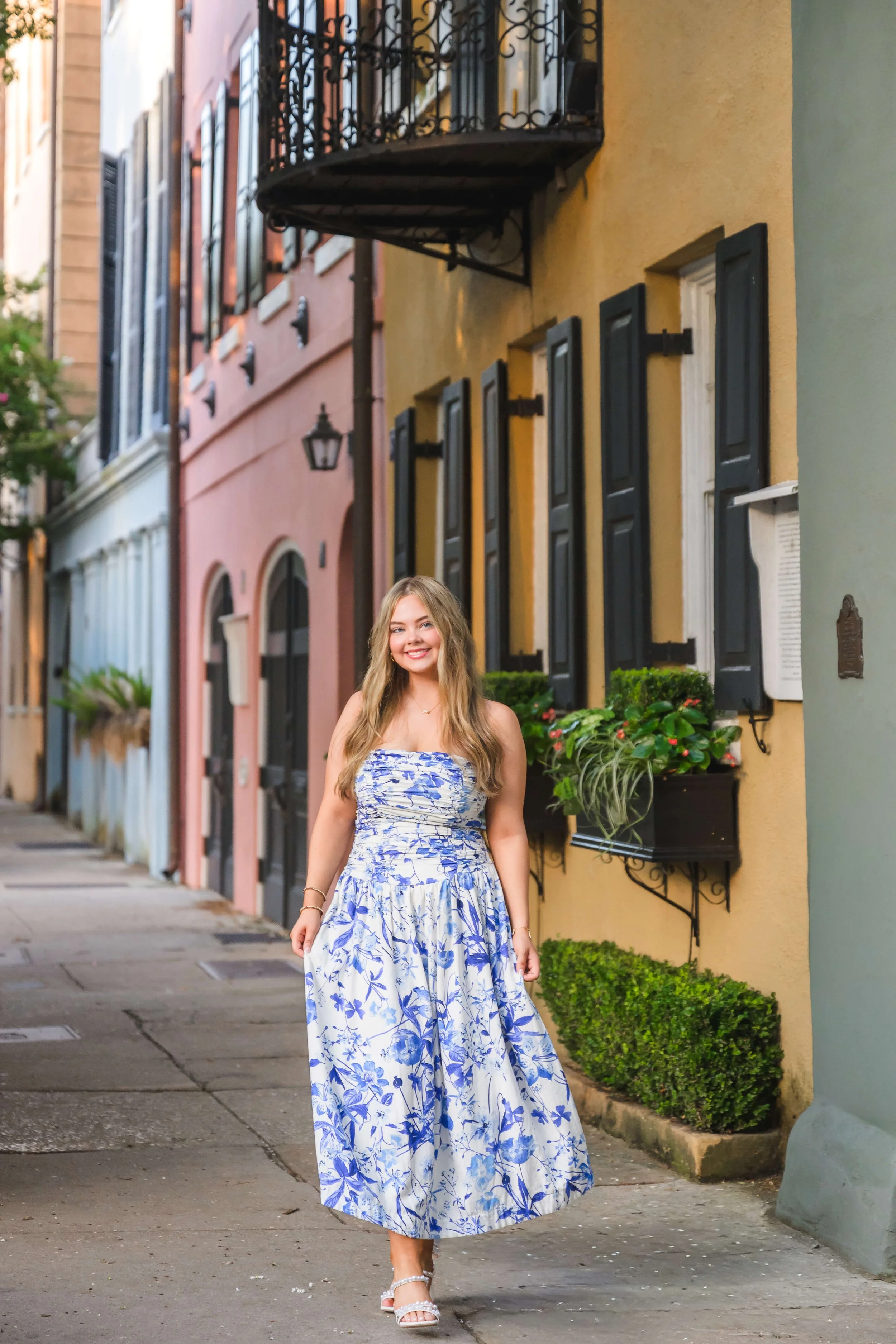 downtown-charleston-historic-streets-senior-portraits-49.jpg