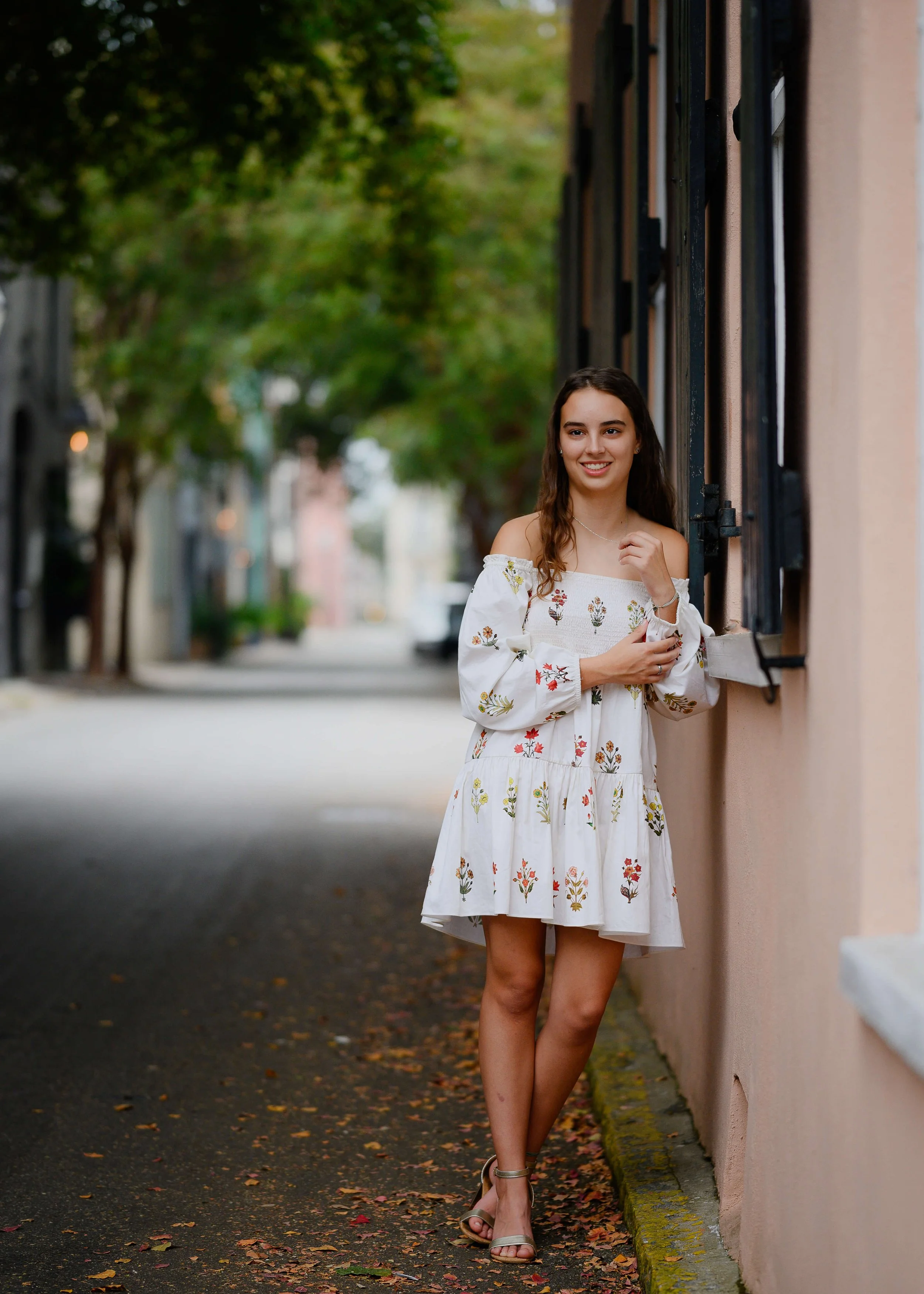 downtown-charleston-hidden-alleys-senior-portraits-4.jpg